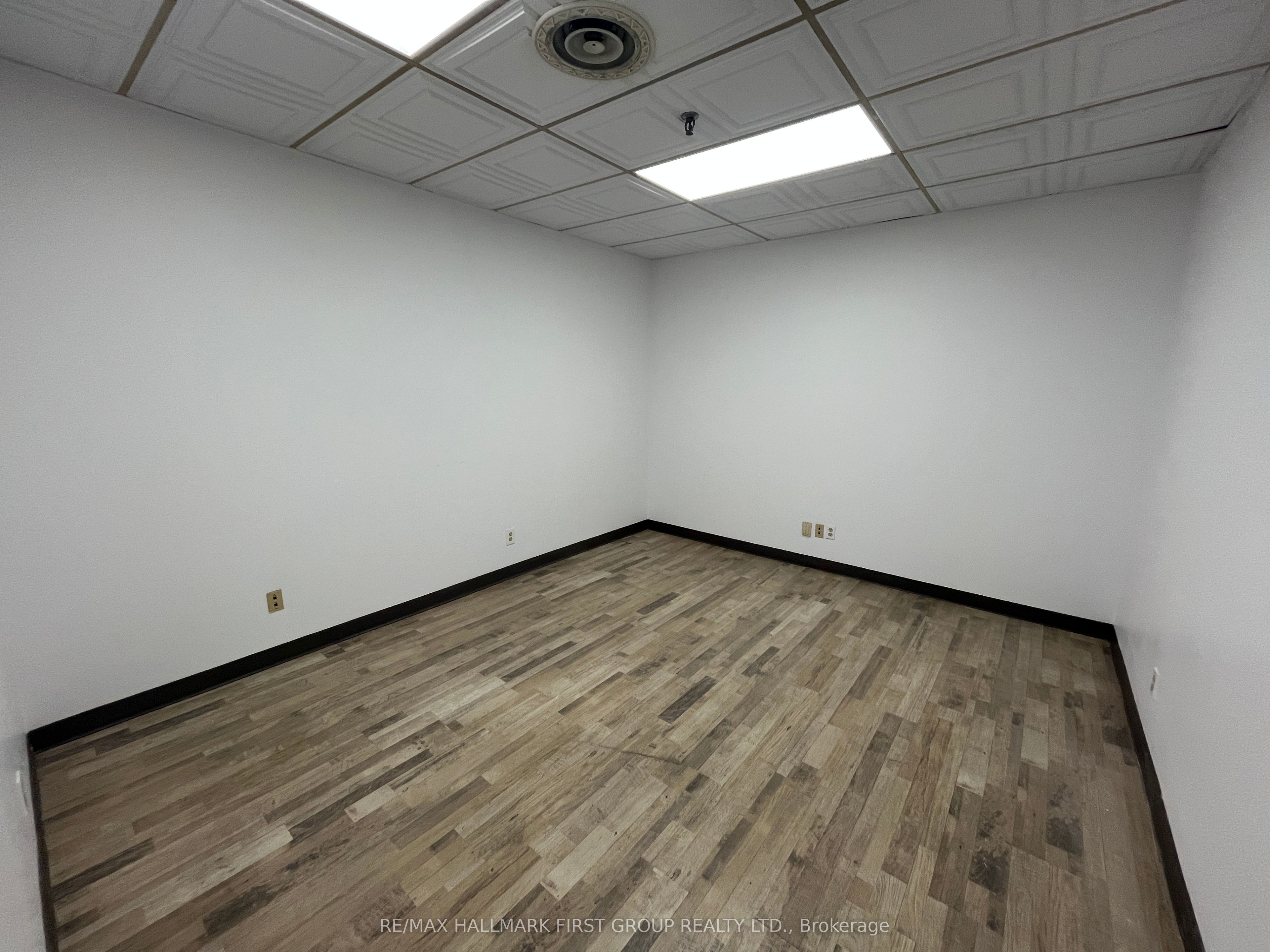 #17 - 1410 Bayly Street Property Photo 6