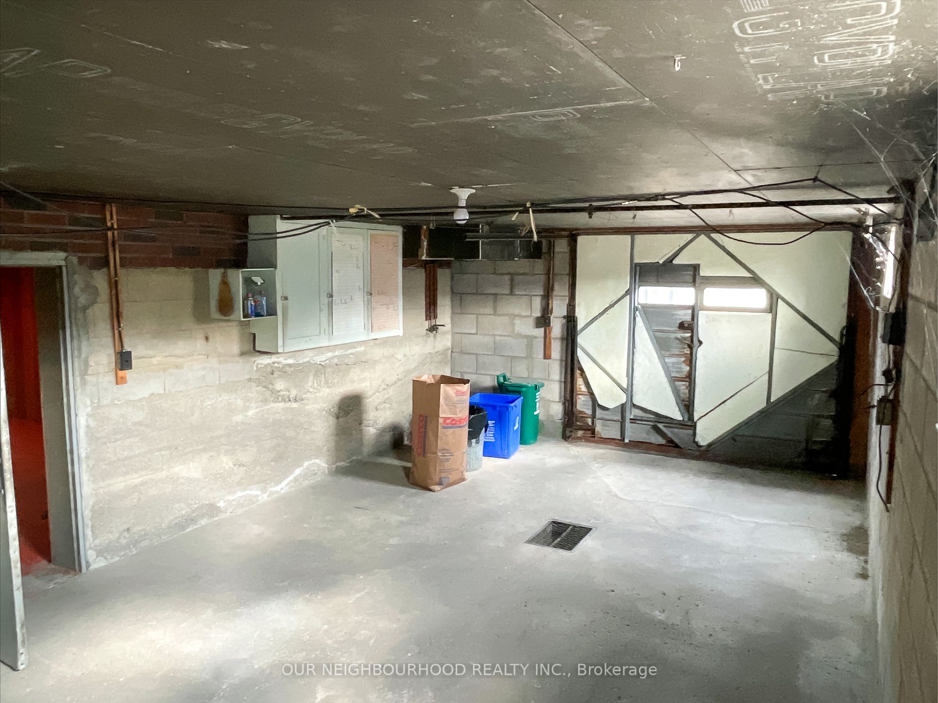 133 Mary St E Property Photo 6