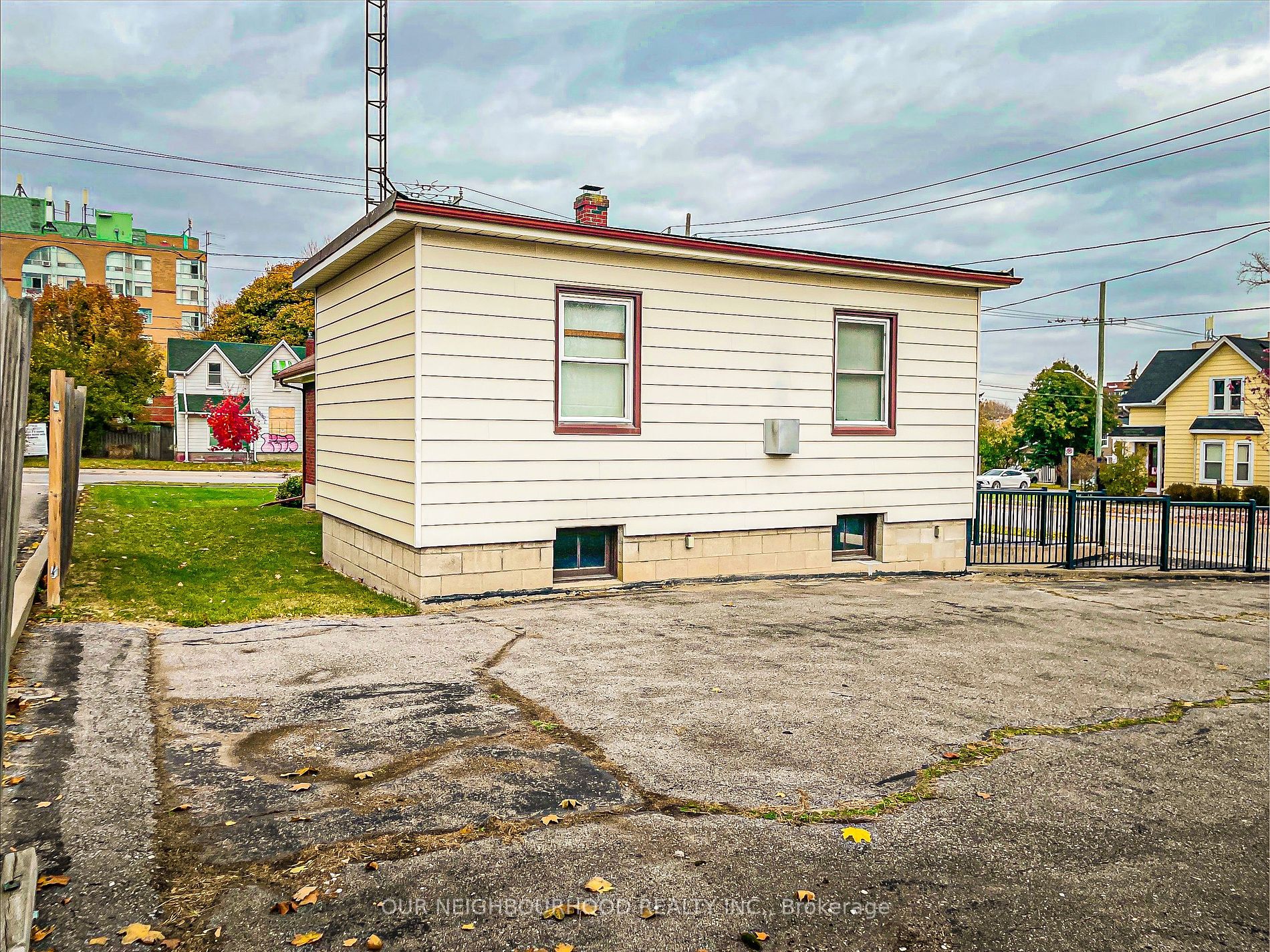 133 Mary St E Property Photo 11