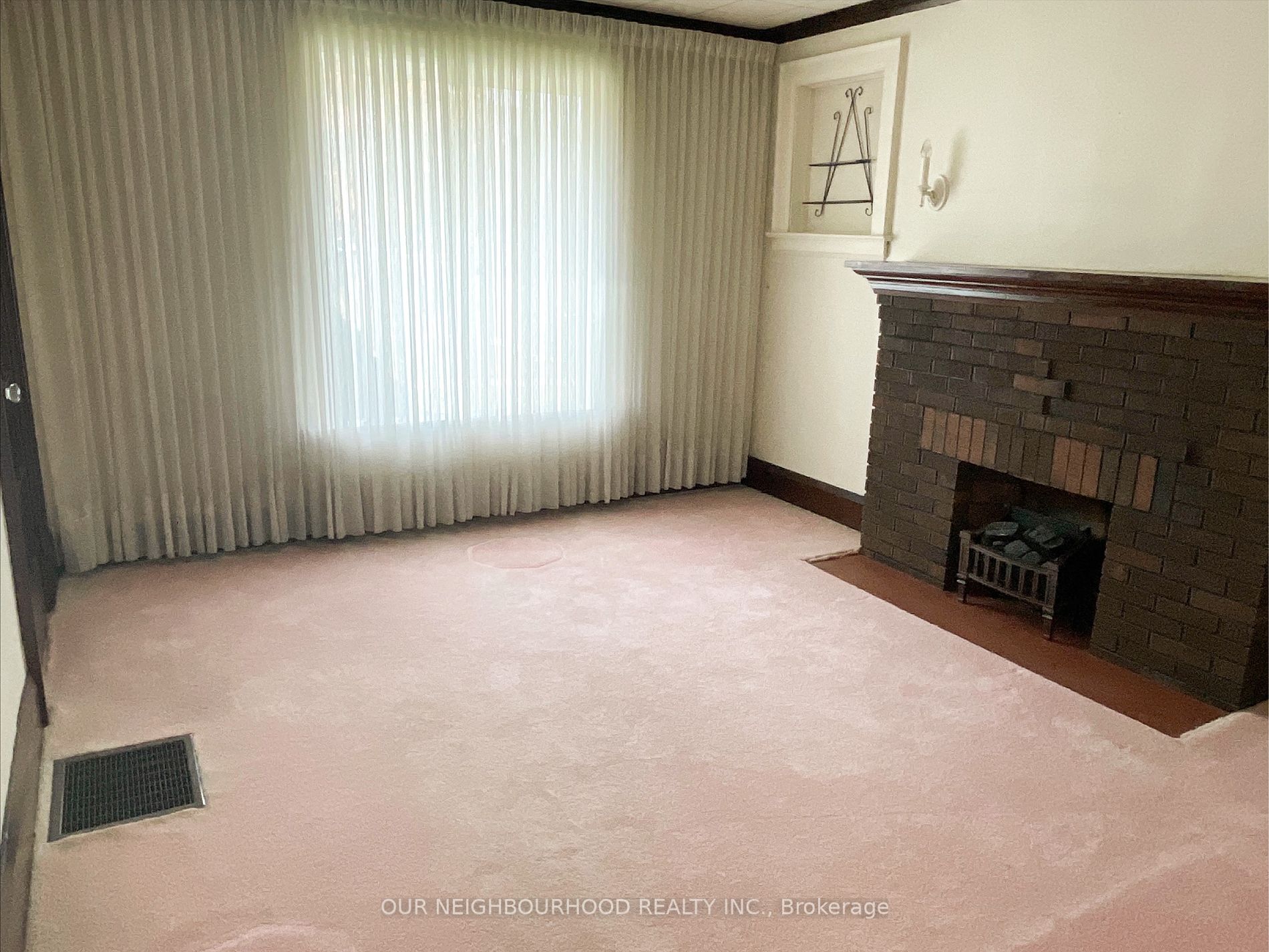 133 Mary St E Property Photo 14