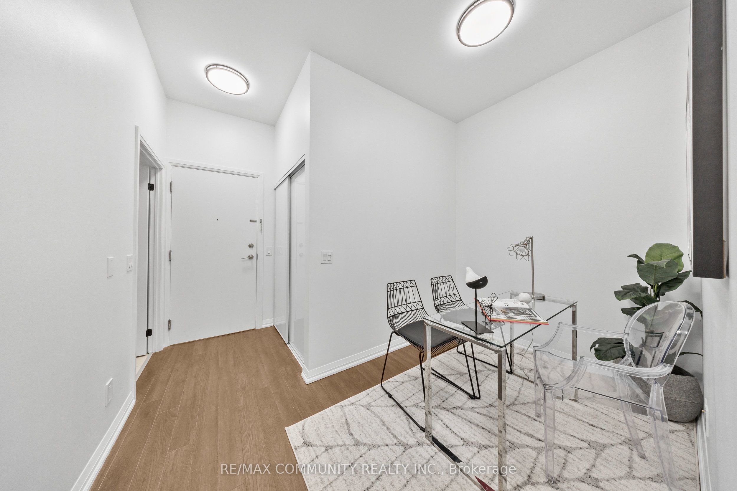 #816 - 30 Meadowglen Place Property Photo 2