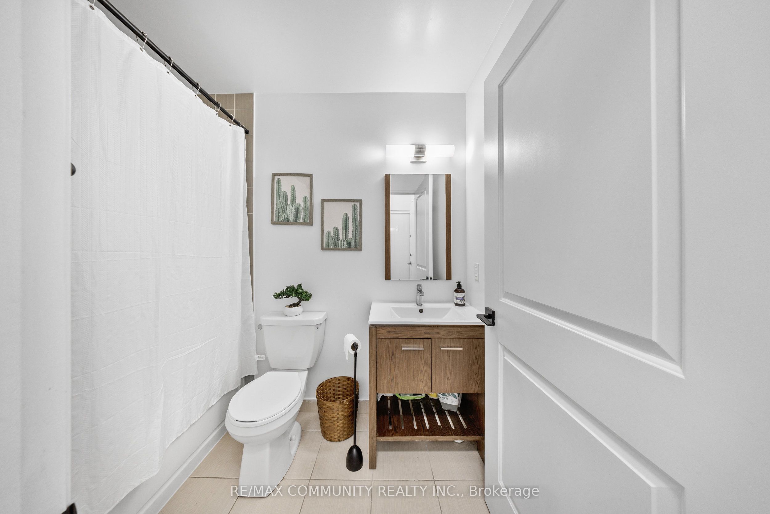 #816 - 30 Meadowglen Place Property Photo 3