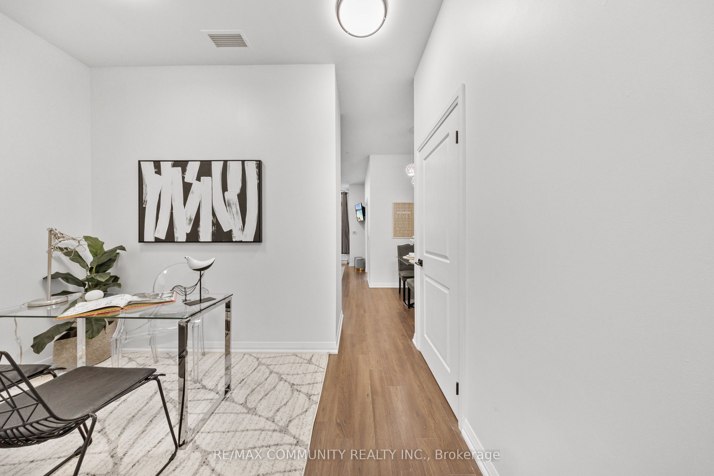 #816 - 30 Meadowglen Place Property Photo 4