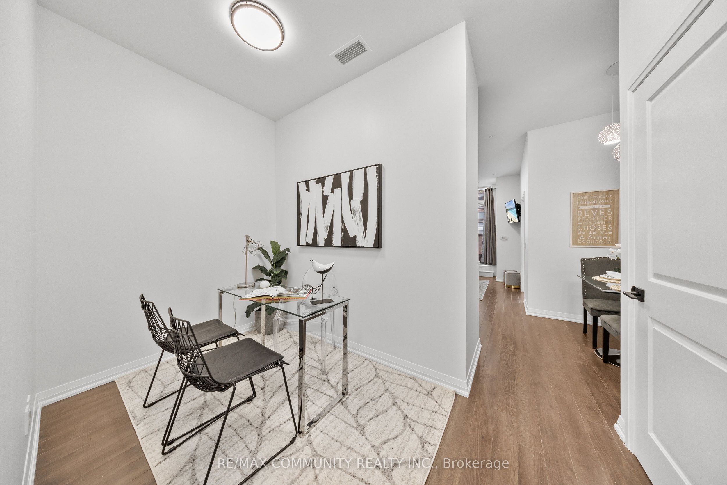 #816 - 30 Meadowglen Place Property Photo 5