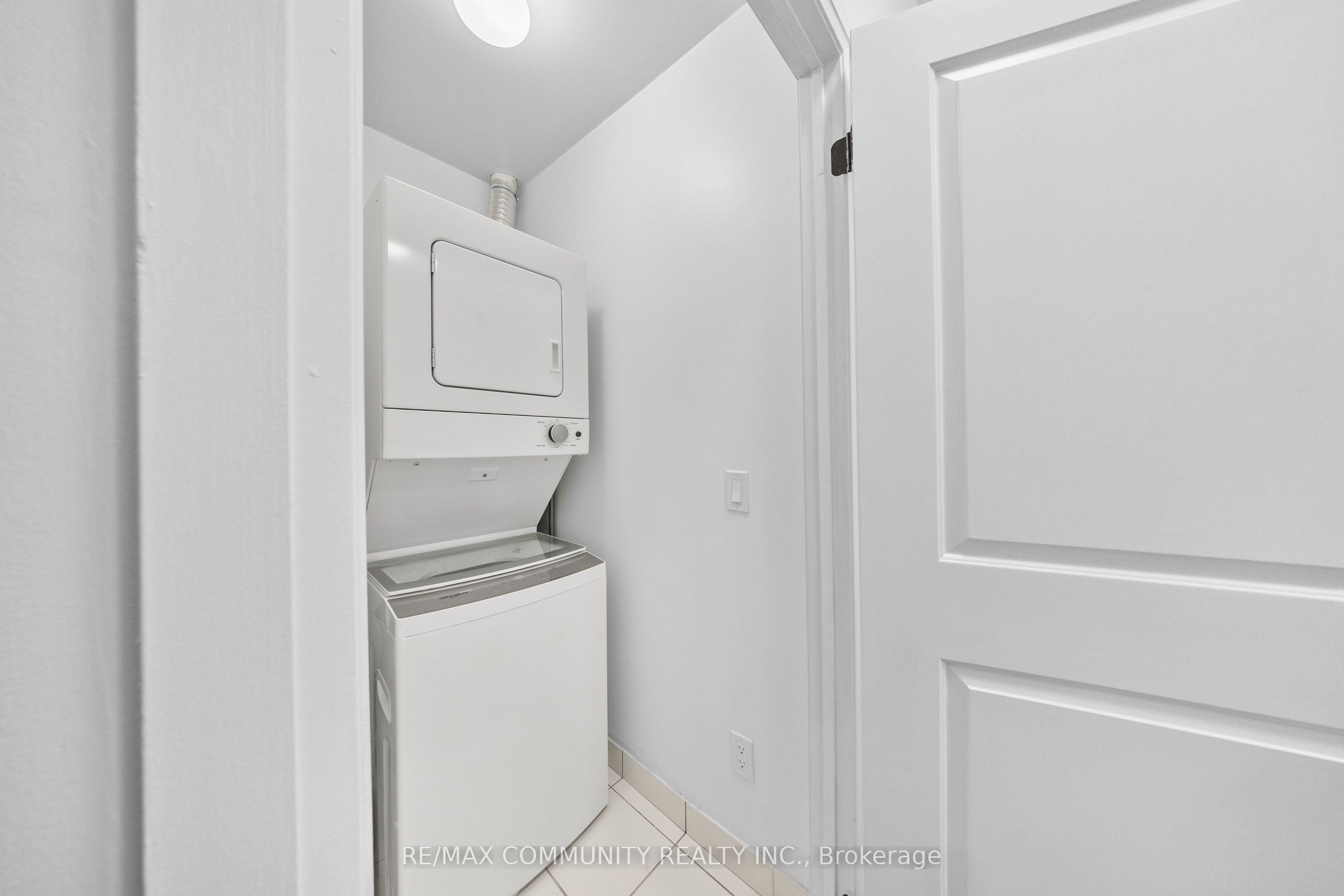 #816 - 30 Meadowglen Place Property Photo 7
