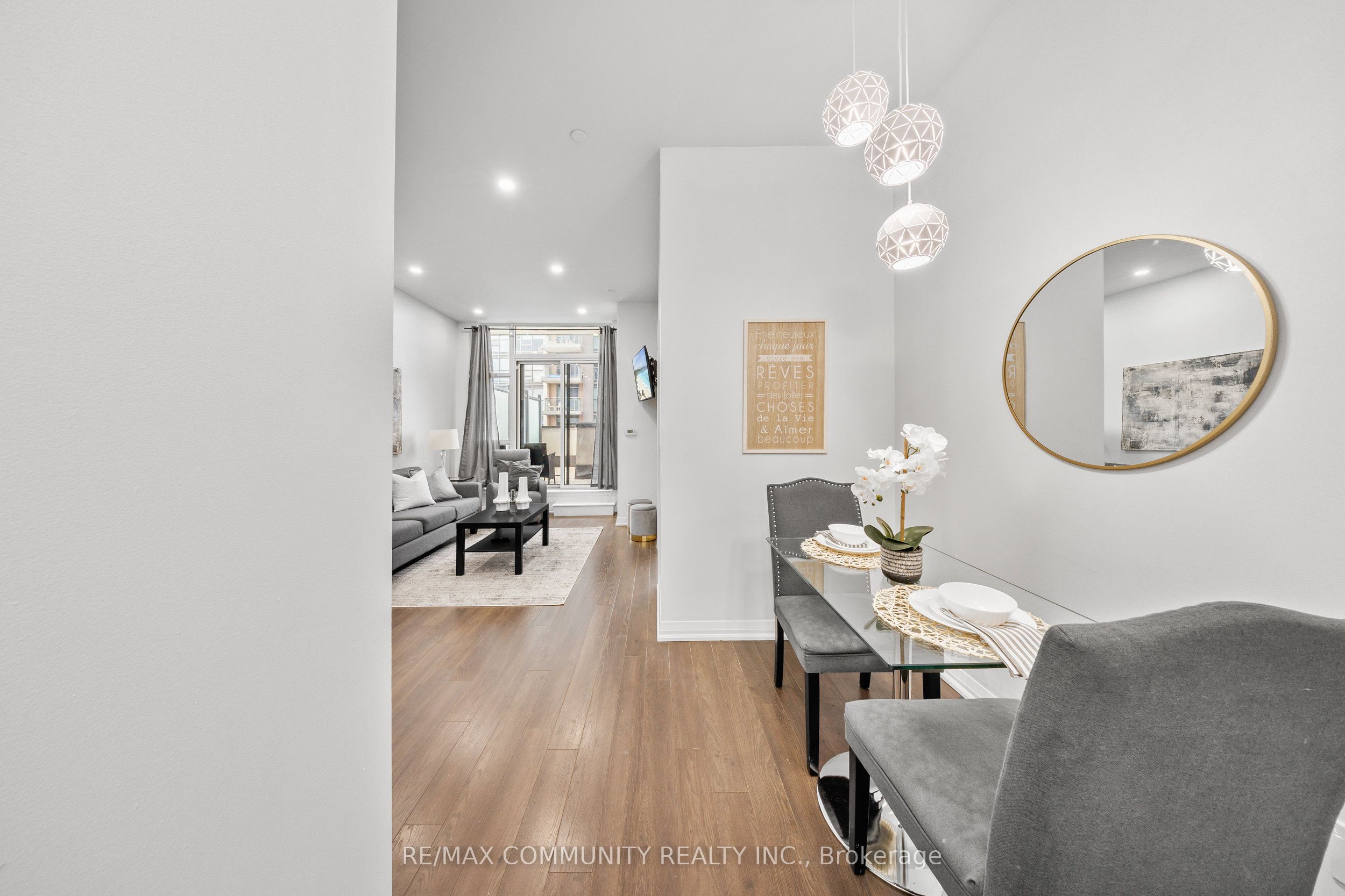 #816 - 30 Meadowglen Place Property Photo 8