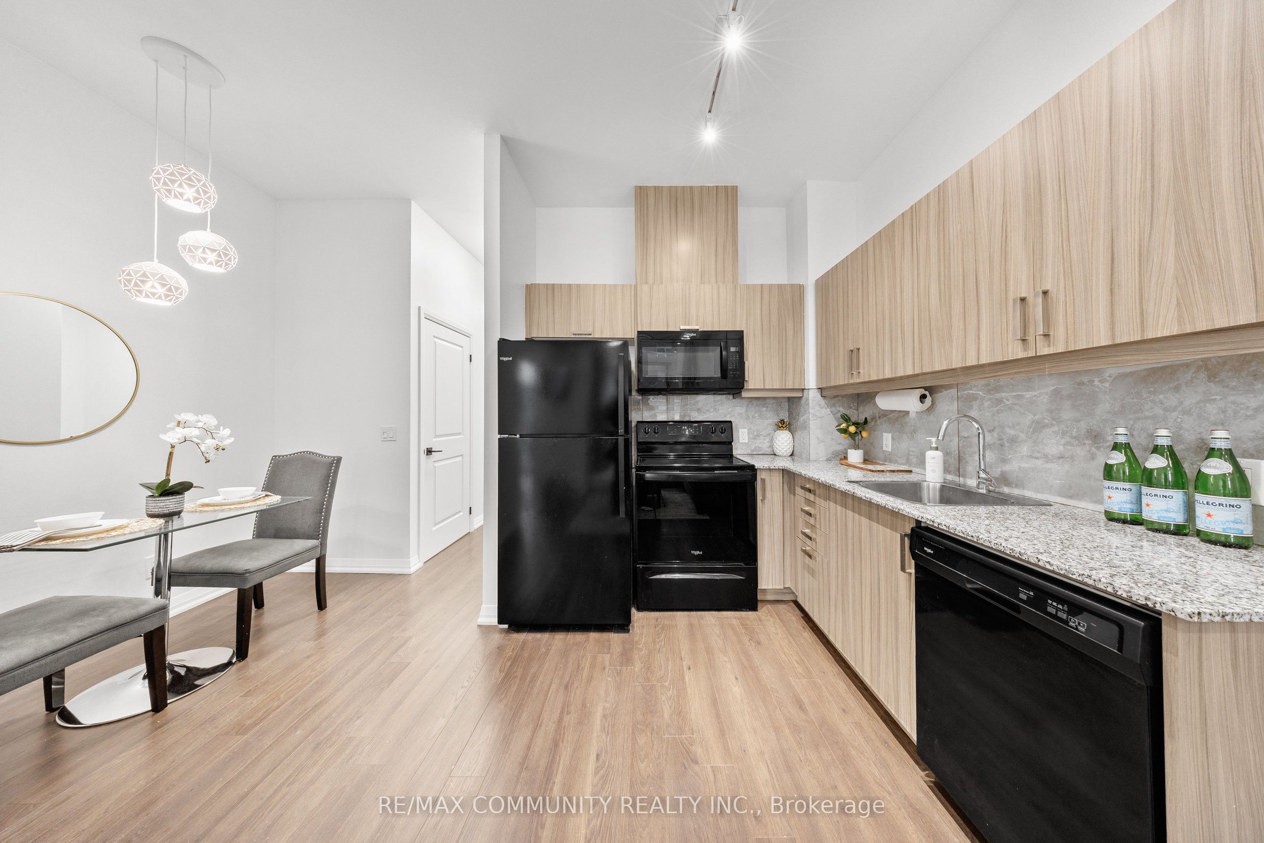 #816 - 30 Meadowglen Place Property Photo 10