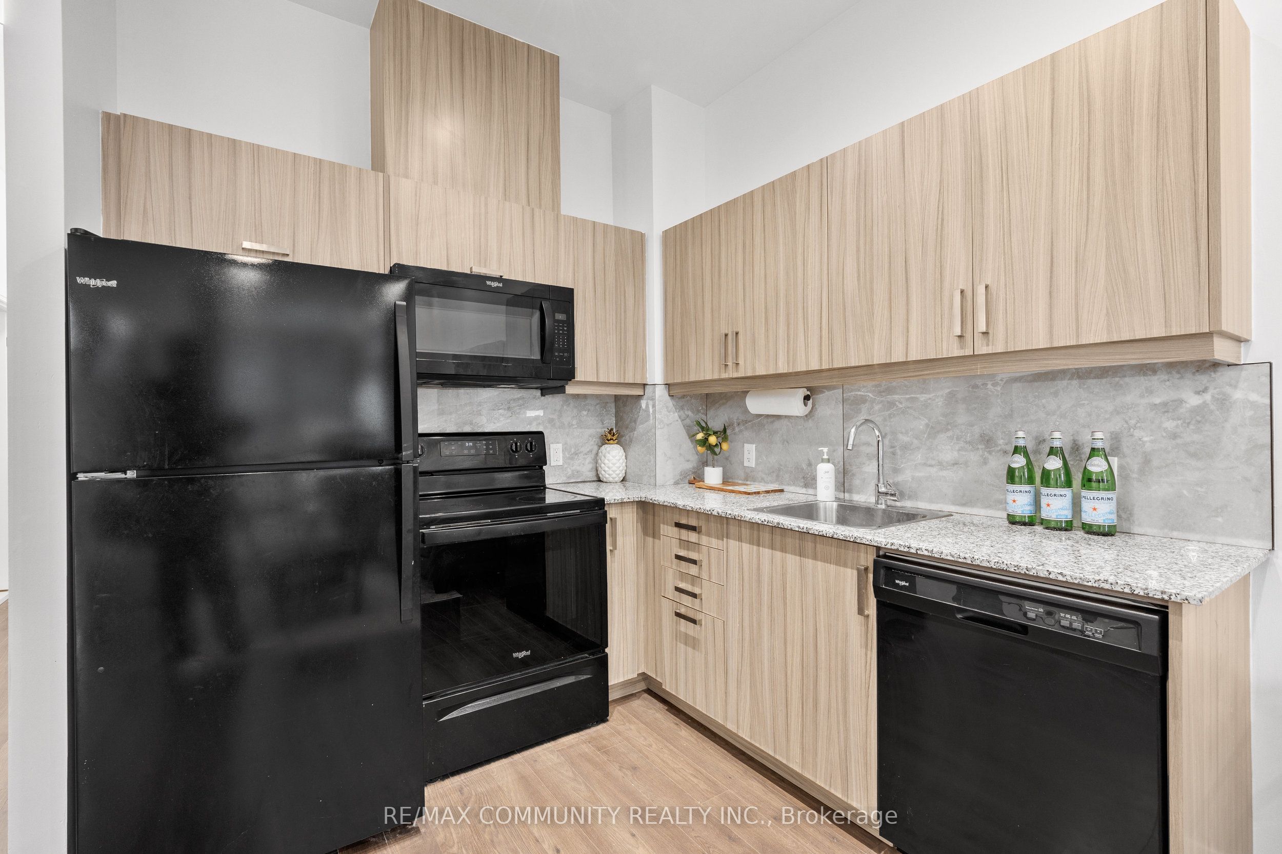 #816 - 30 Meadowglen Place Property Photo 11