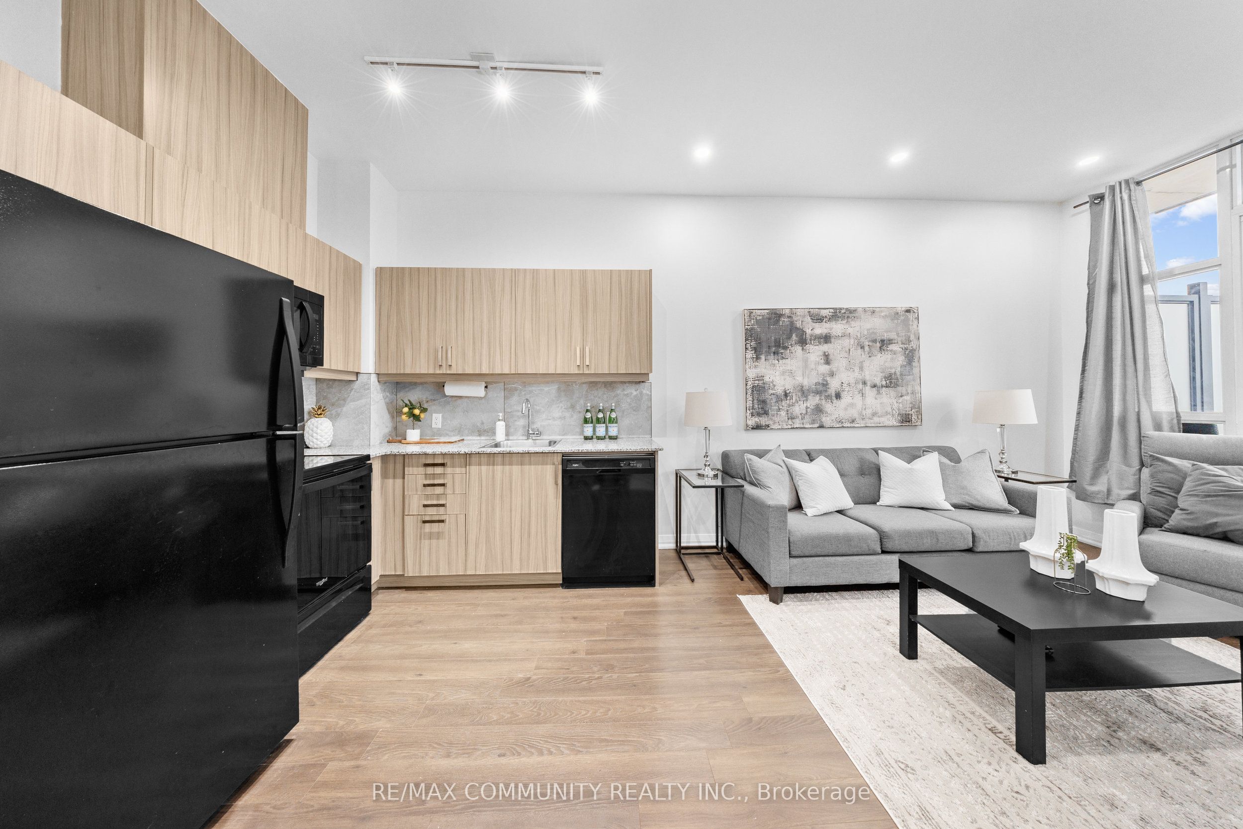 #816 - 30 Meadowglen Place Property Photo 12