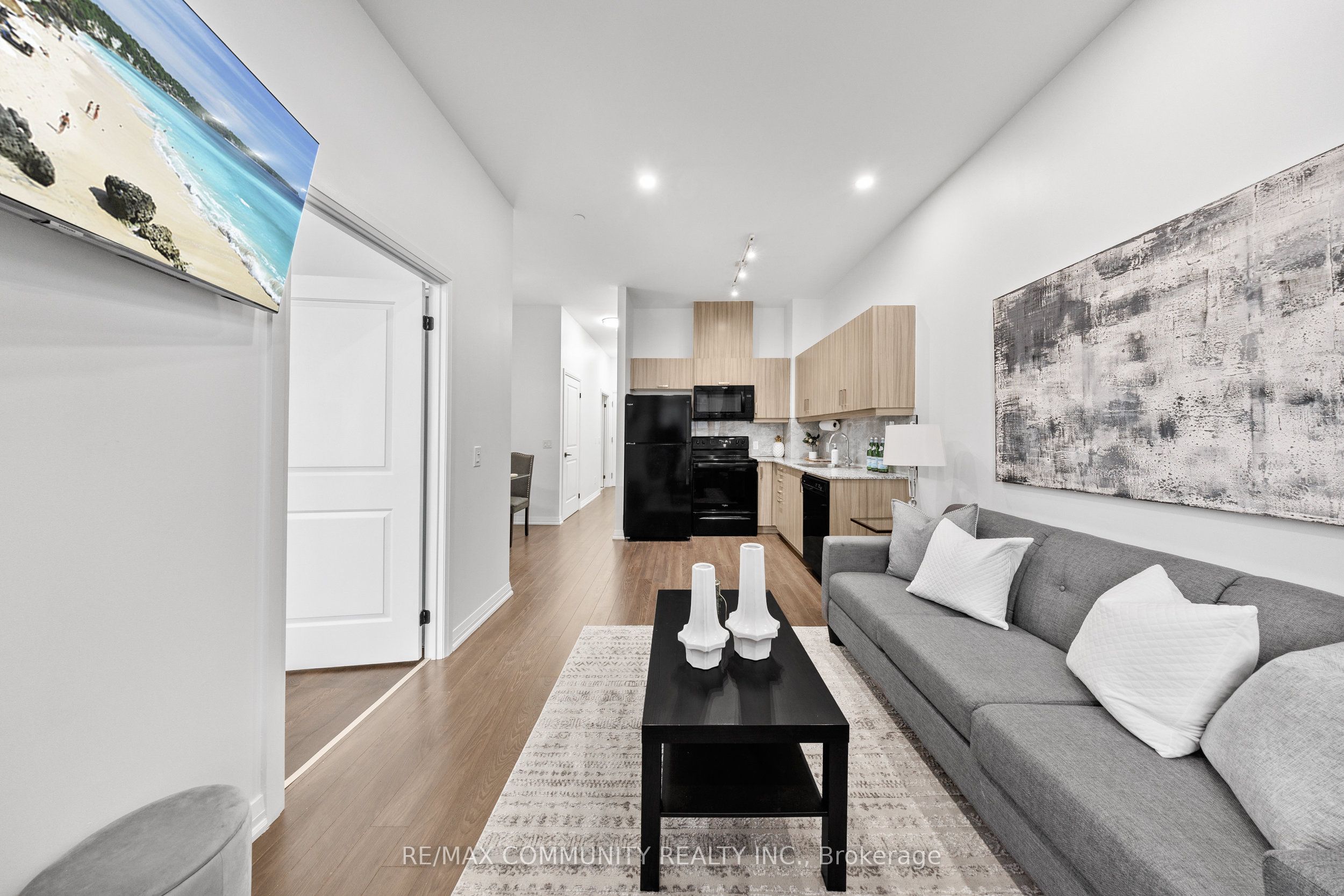 #816 - 30 Meadowglen Place Property Photo 15