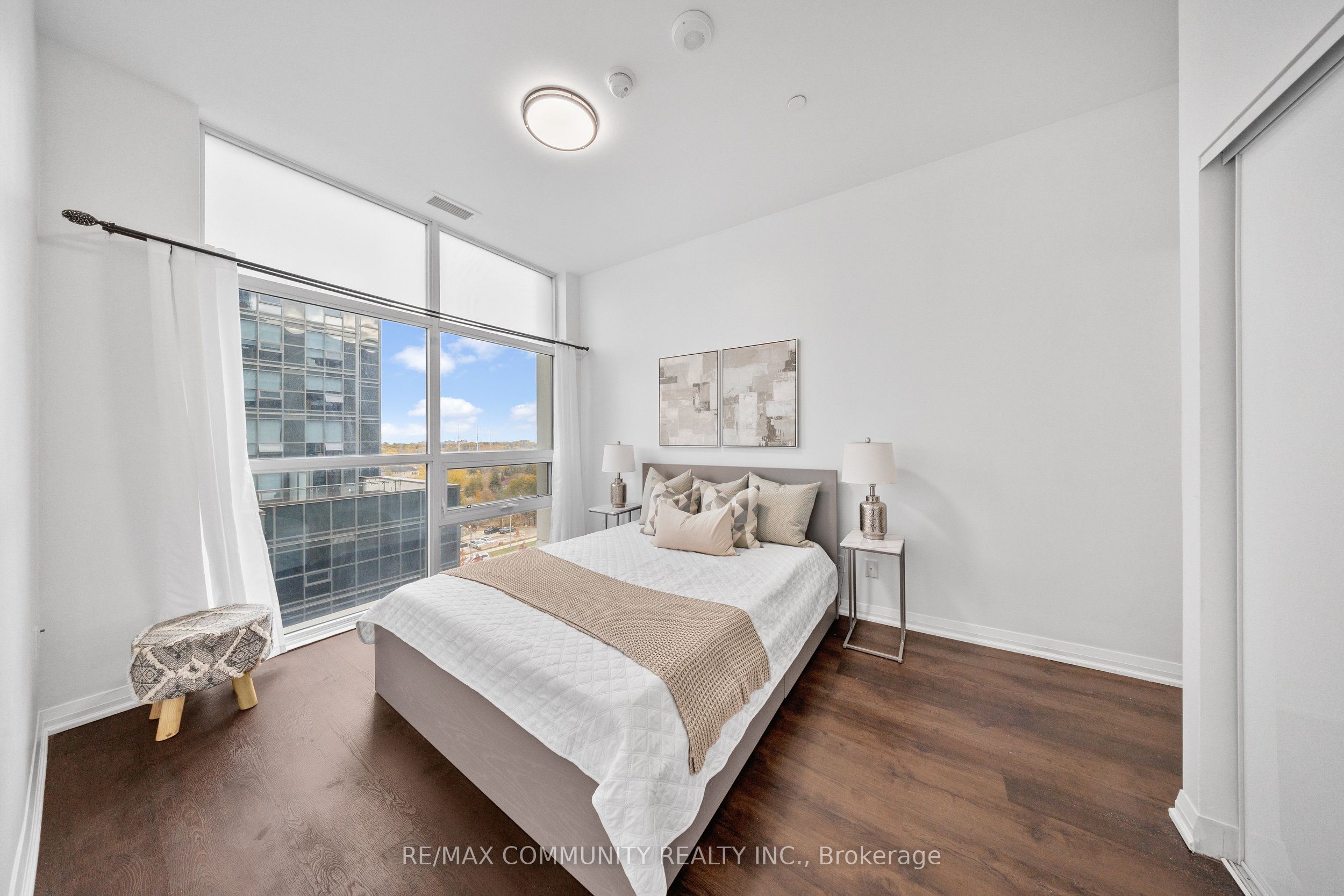 #816 - 30 Meadowglen Place Property Photo 16