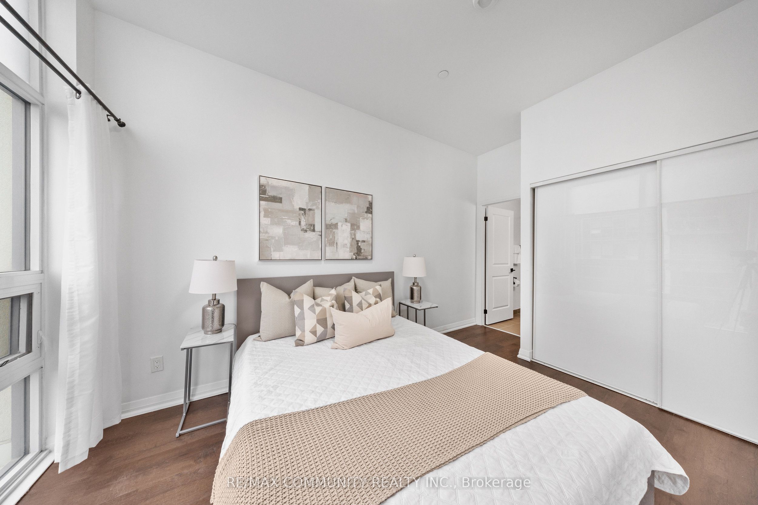 #816 - 30 Meadowglen Place Property Photo 17