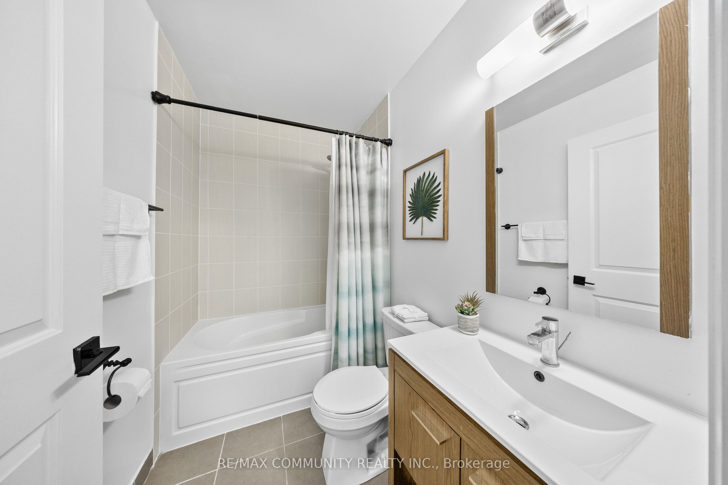 #816 - 30 Meadowglen Place Property Photo 18