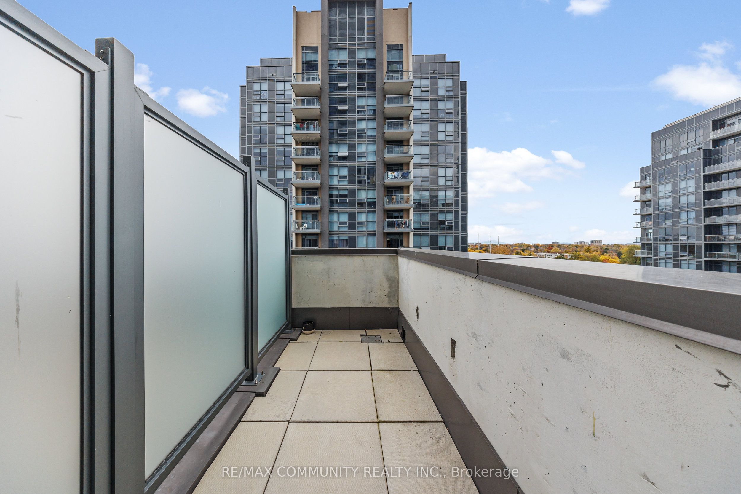 #816 - 30 Meadowglen Place Property Photo 20
