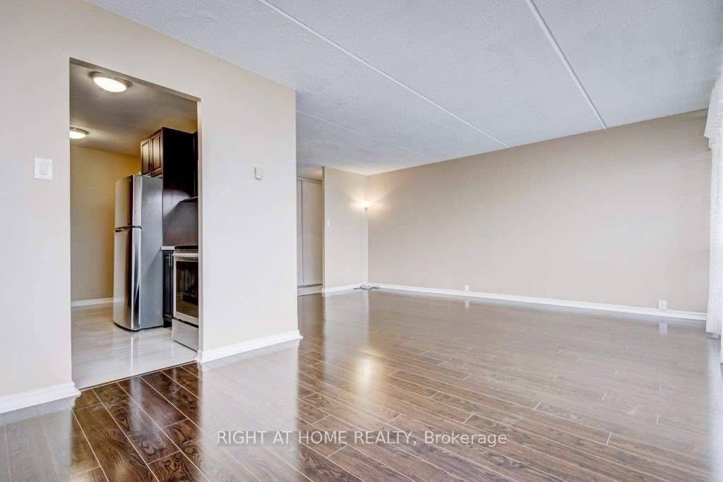 #1006 - 2 Glamorgan Avenue Property Photo 3