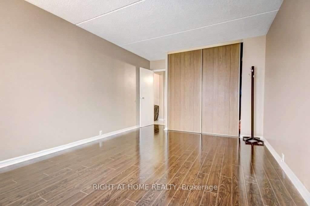 #1006 - 2 Glamorgan Avenue Property Photo 5