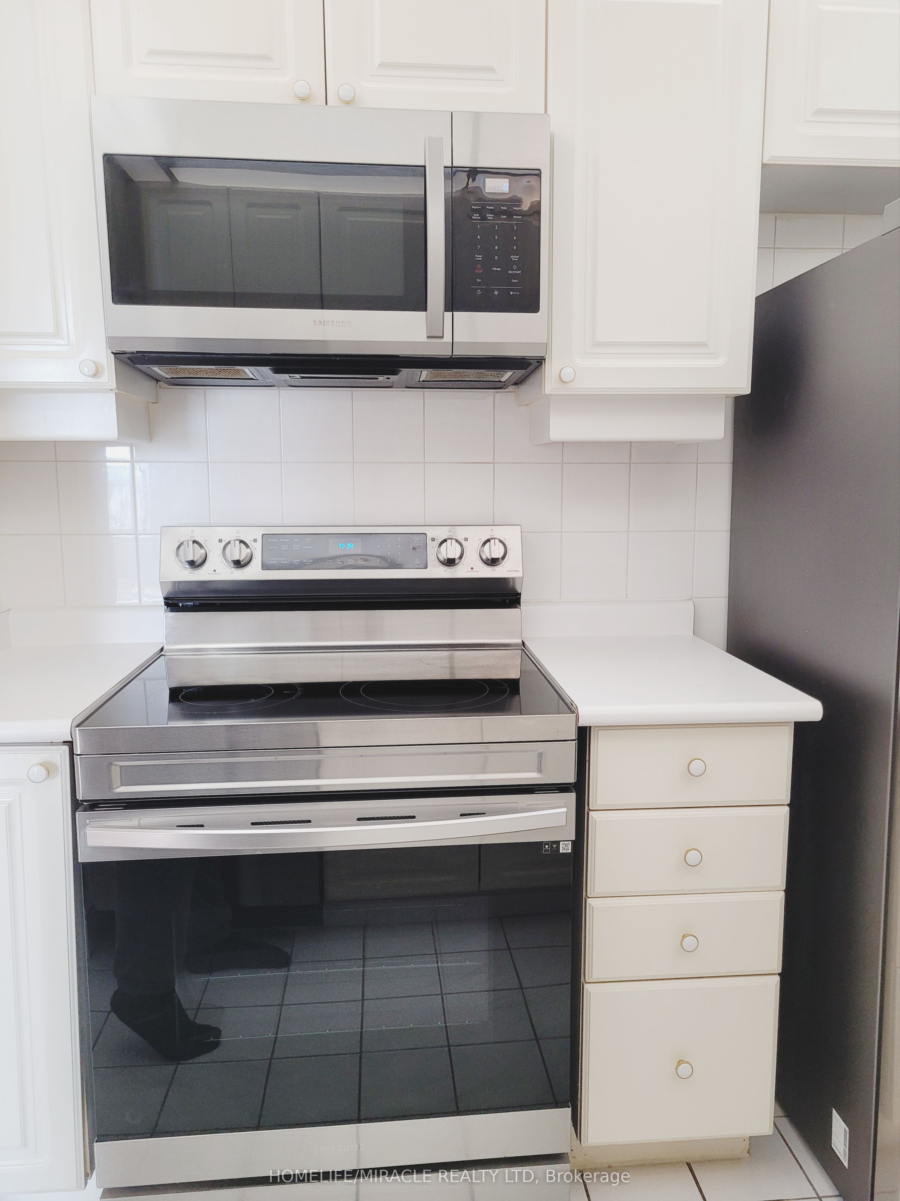 #1010 - 88 Corporate Drive Property Photo 9