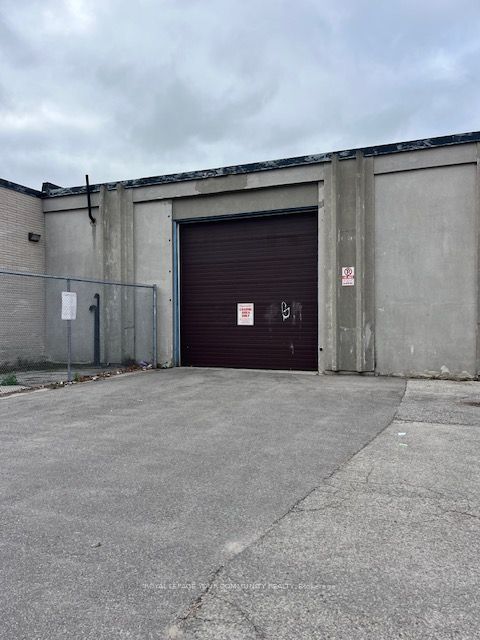 #6-8 - 2500 Lawrence Avenue Property Photo 11