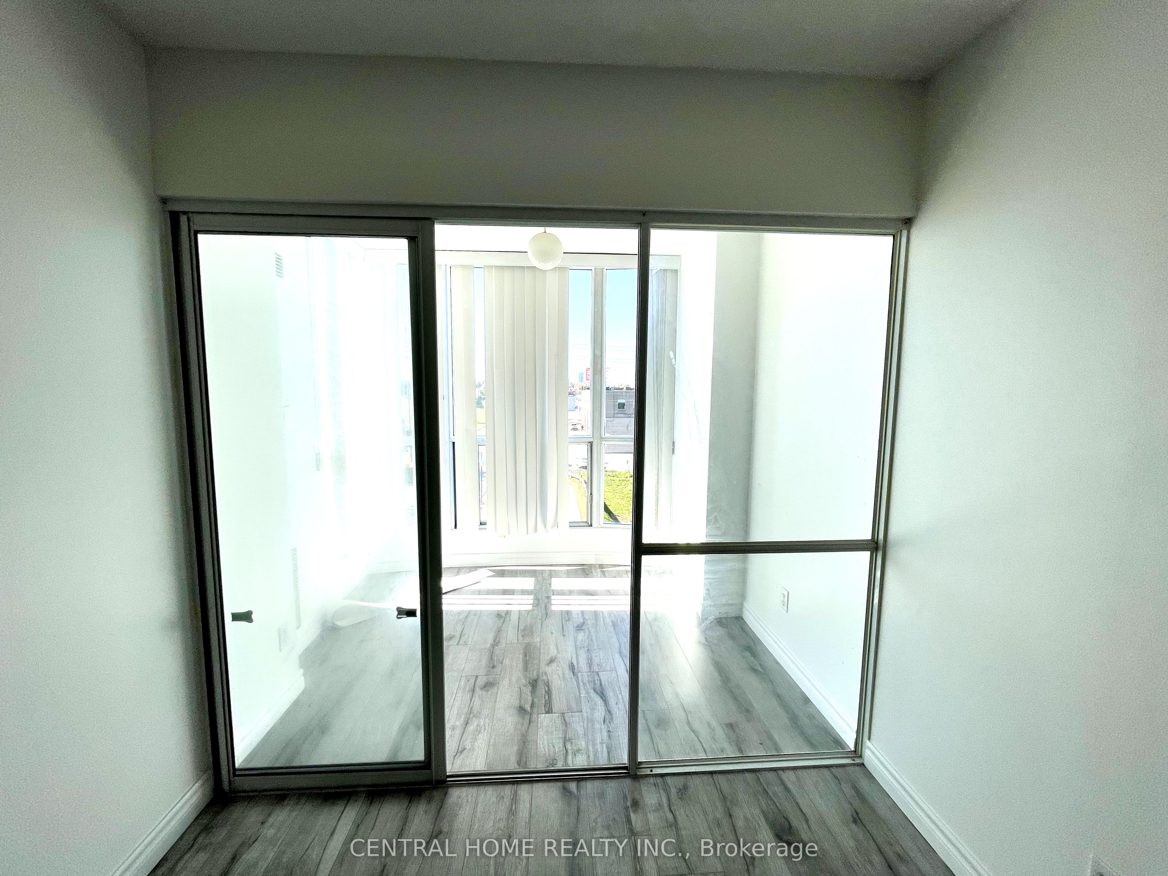 #309 - 2550 Lawrence Avenue Property Photo 3
