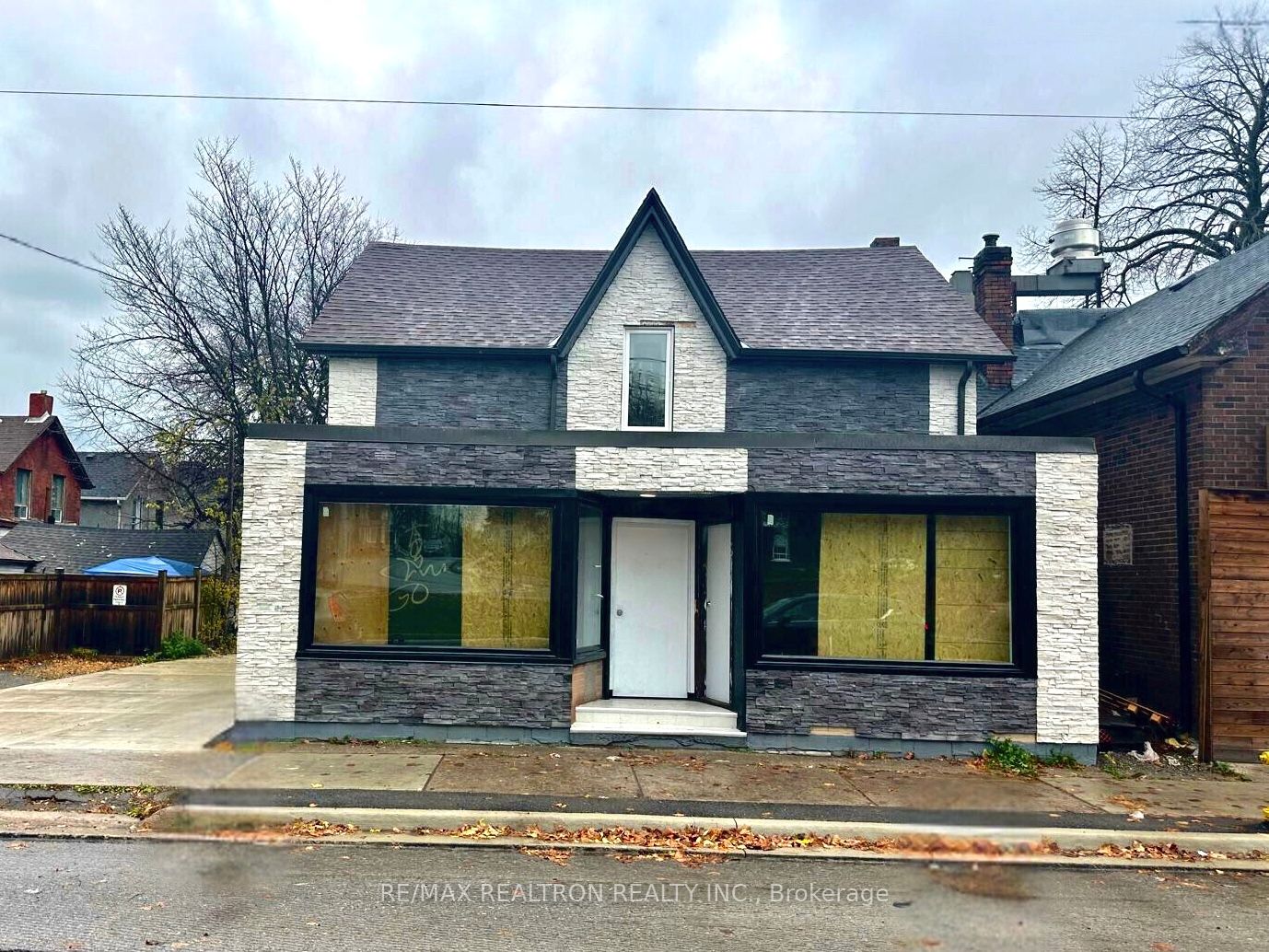 #3 - 325 Simcoe Street Property Photo 1