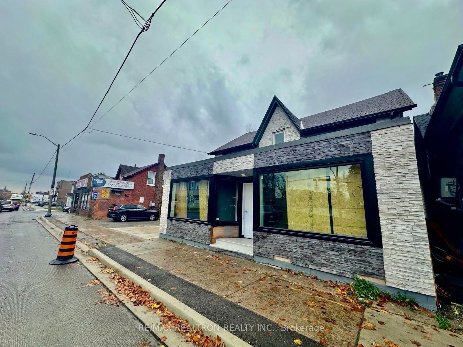 #2 - 325 Simcoe Street Property Photo 2