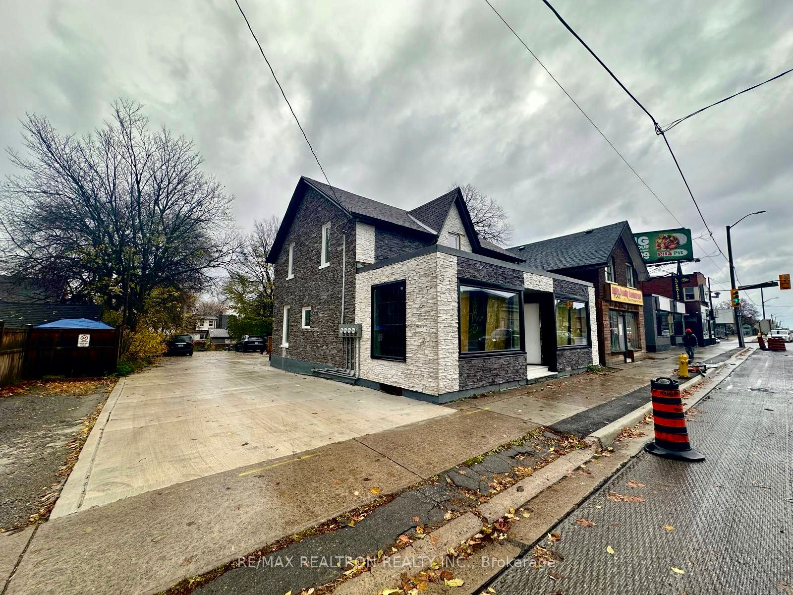 #2 - 325 Simcoe Street Property Photo 3