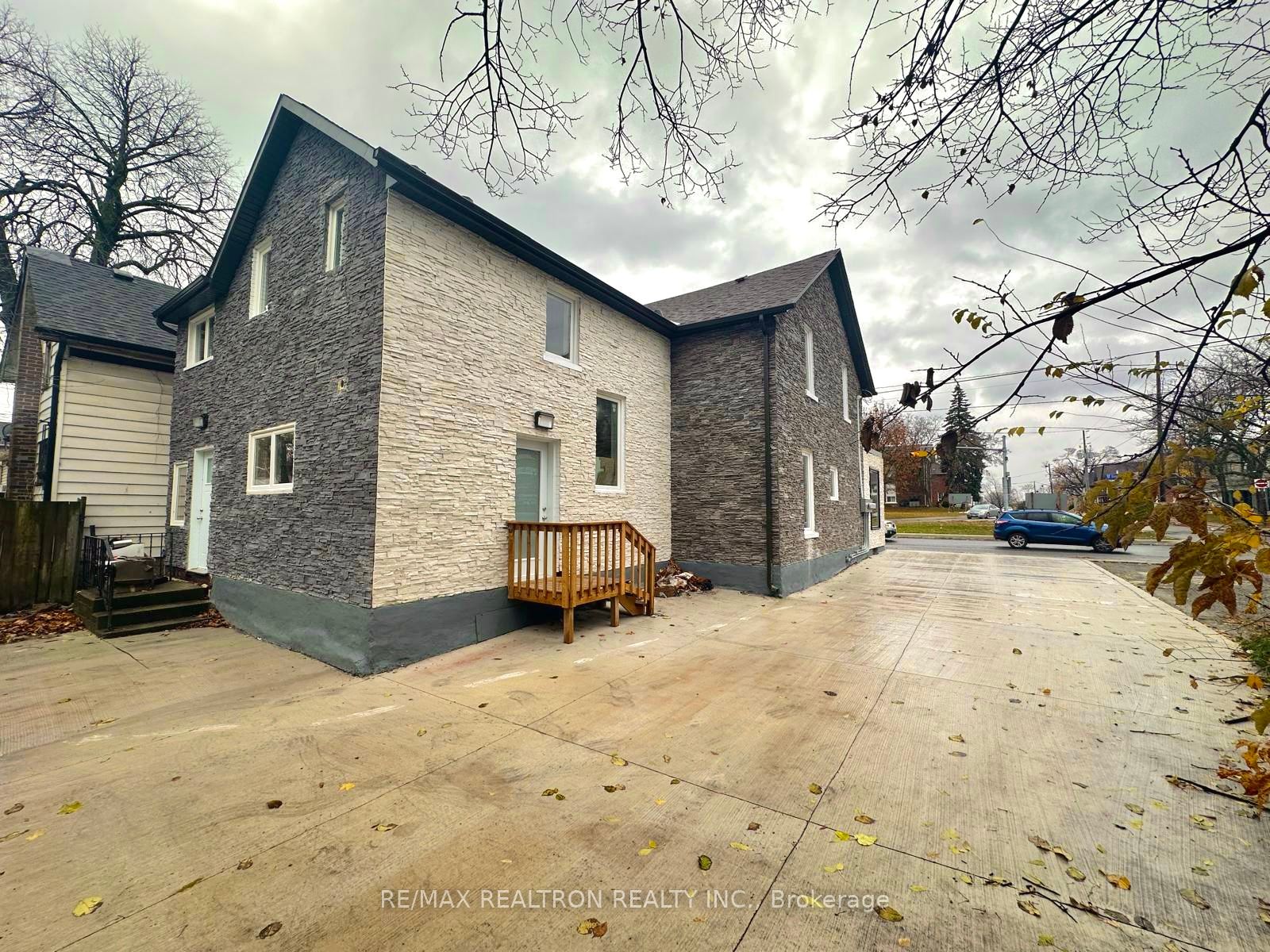 #2 - 325 Simcoe Street Property Photo 4