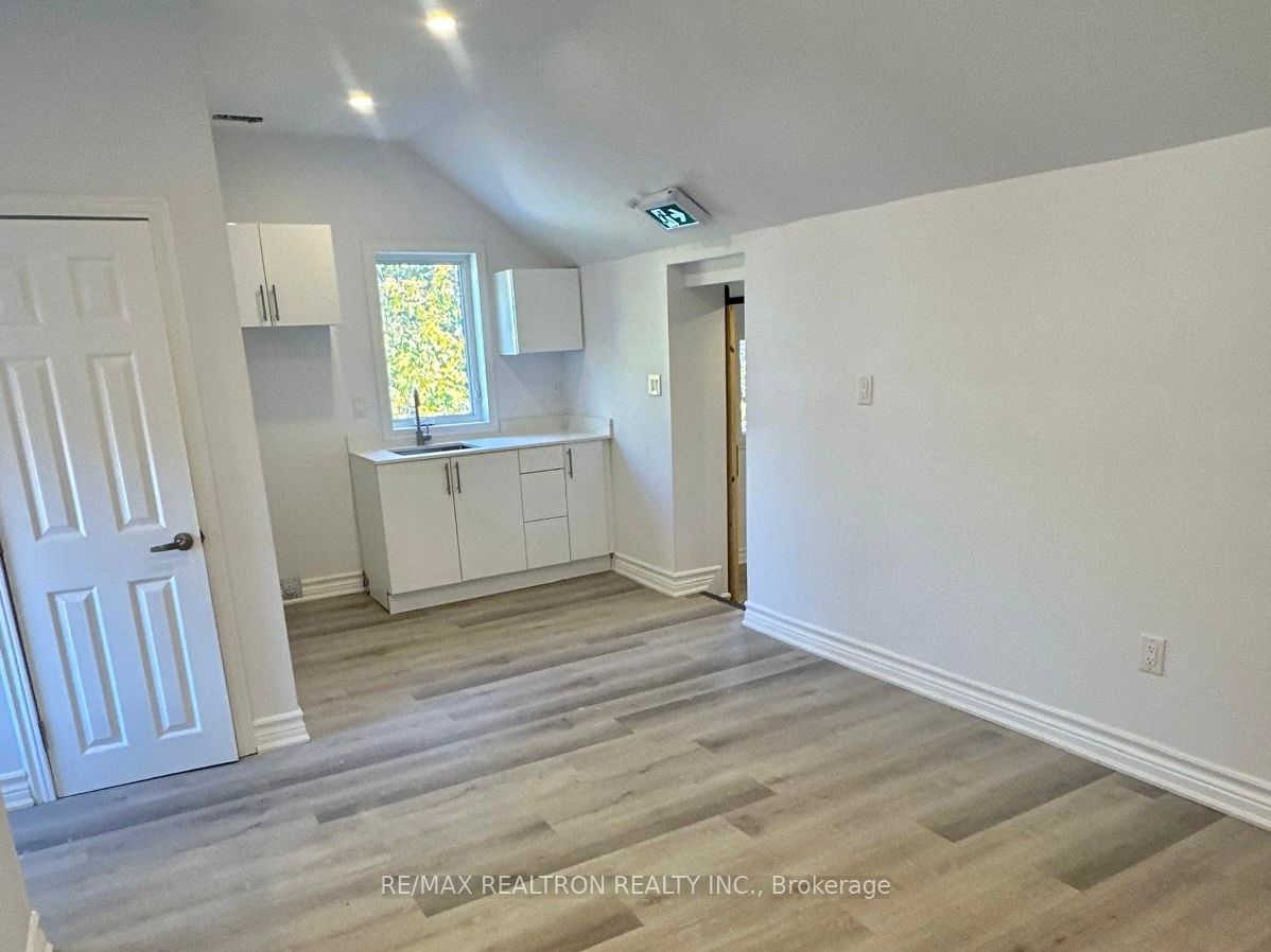 #2 - 325 Simcoe Street Property Photo 9