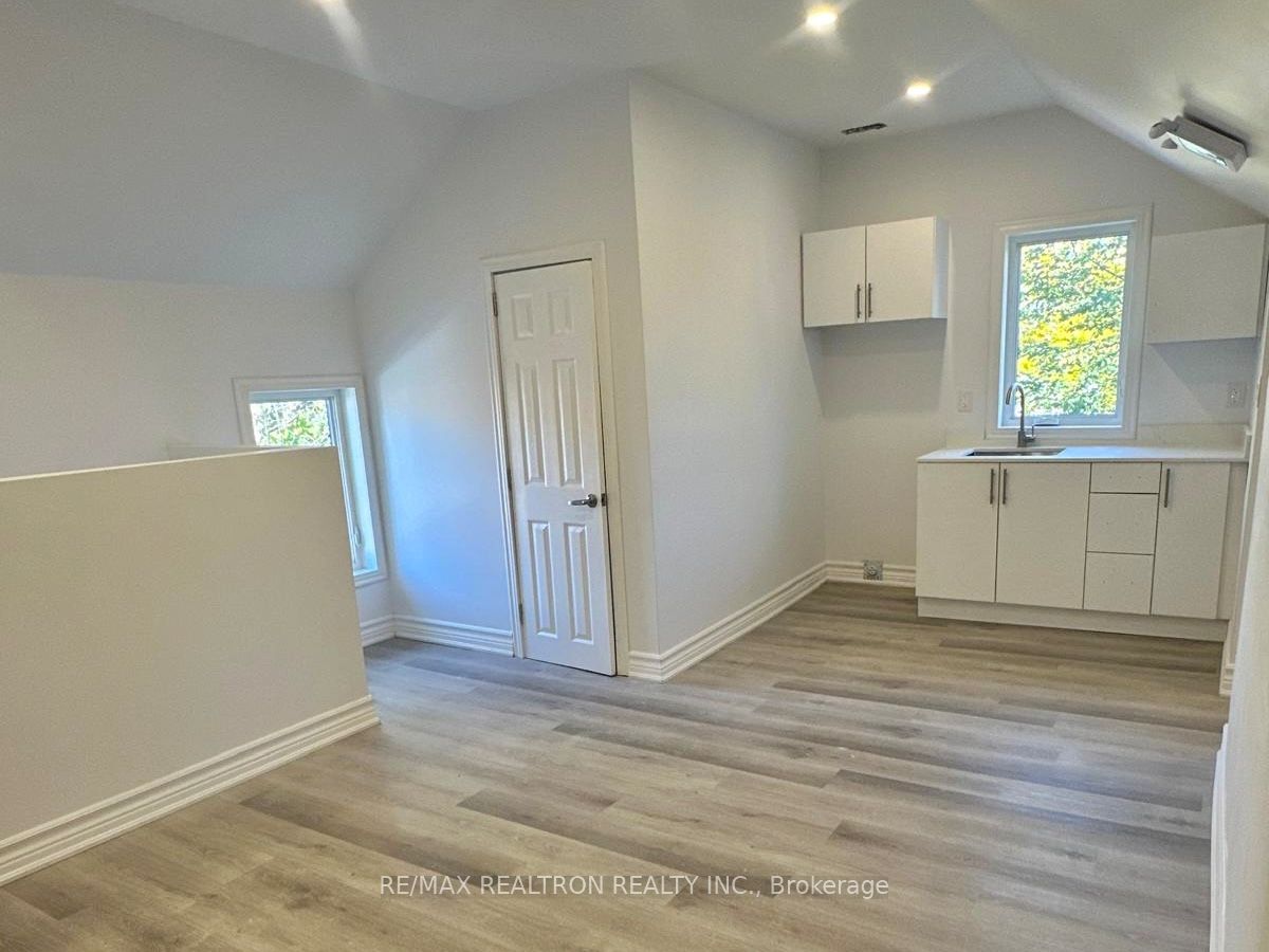 #2 - 325 Simcoe Street Property Photo 10