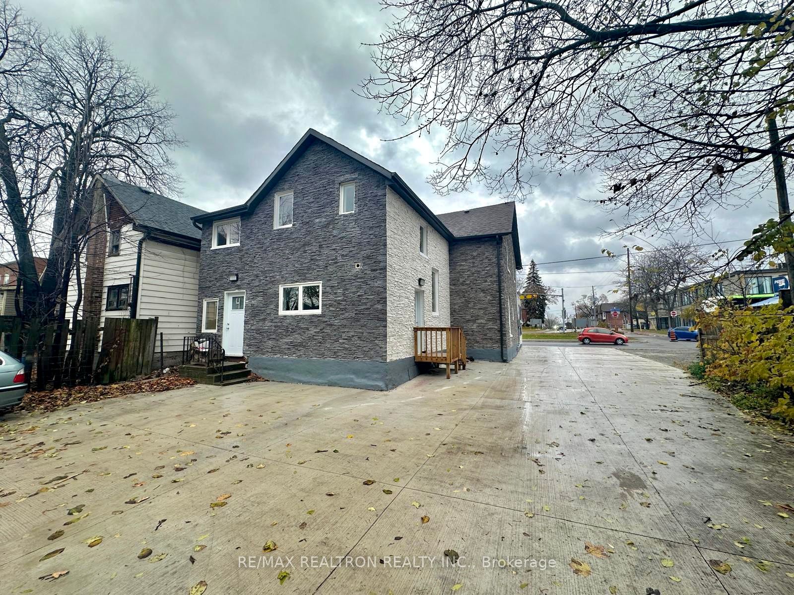 #2 - 325 Simcoe Street Property Photo 16