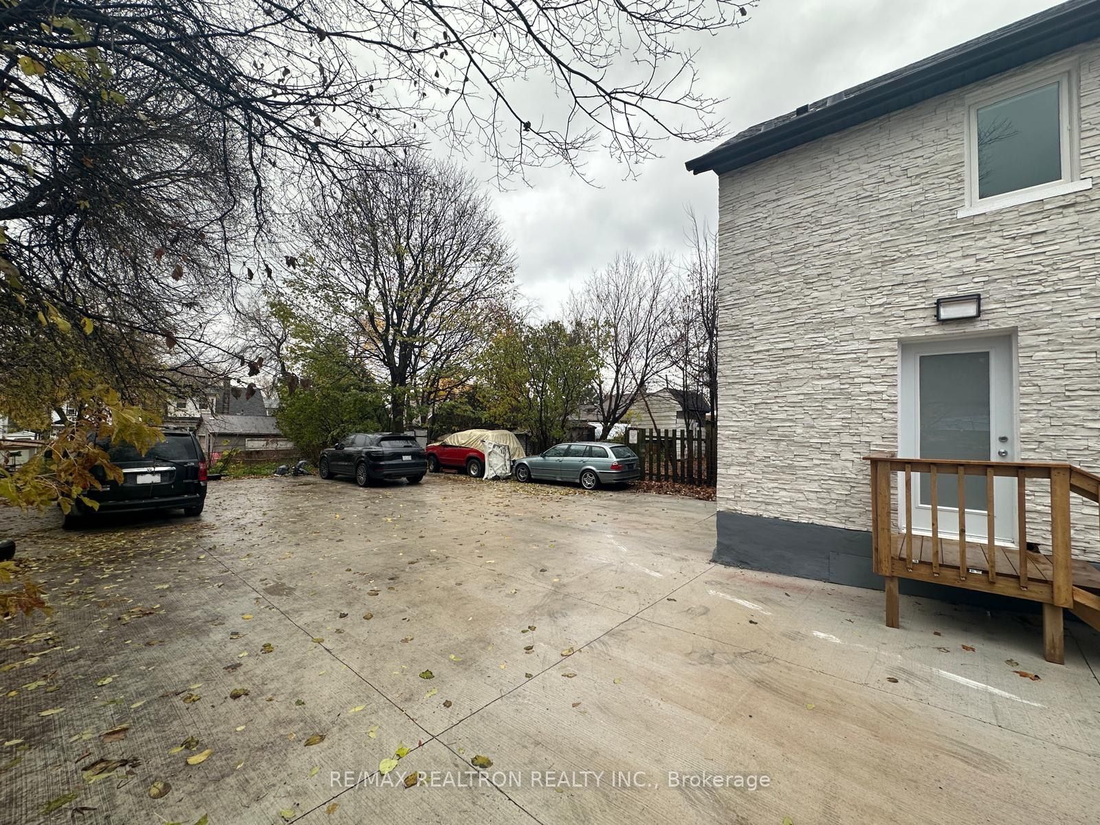 #2 - 325 Simcoe Street Property Photo 17