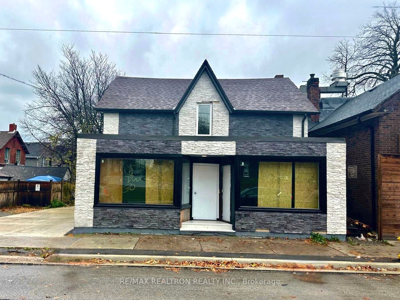 #4 - 325 Simcoe Street Property Photo 1