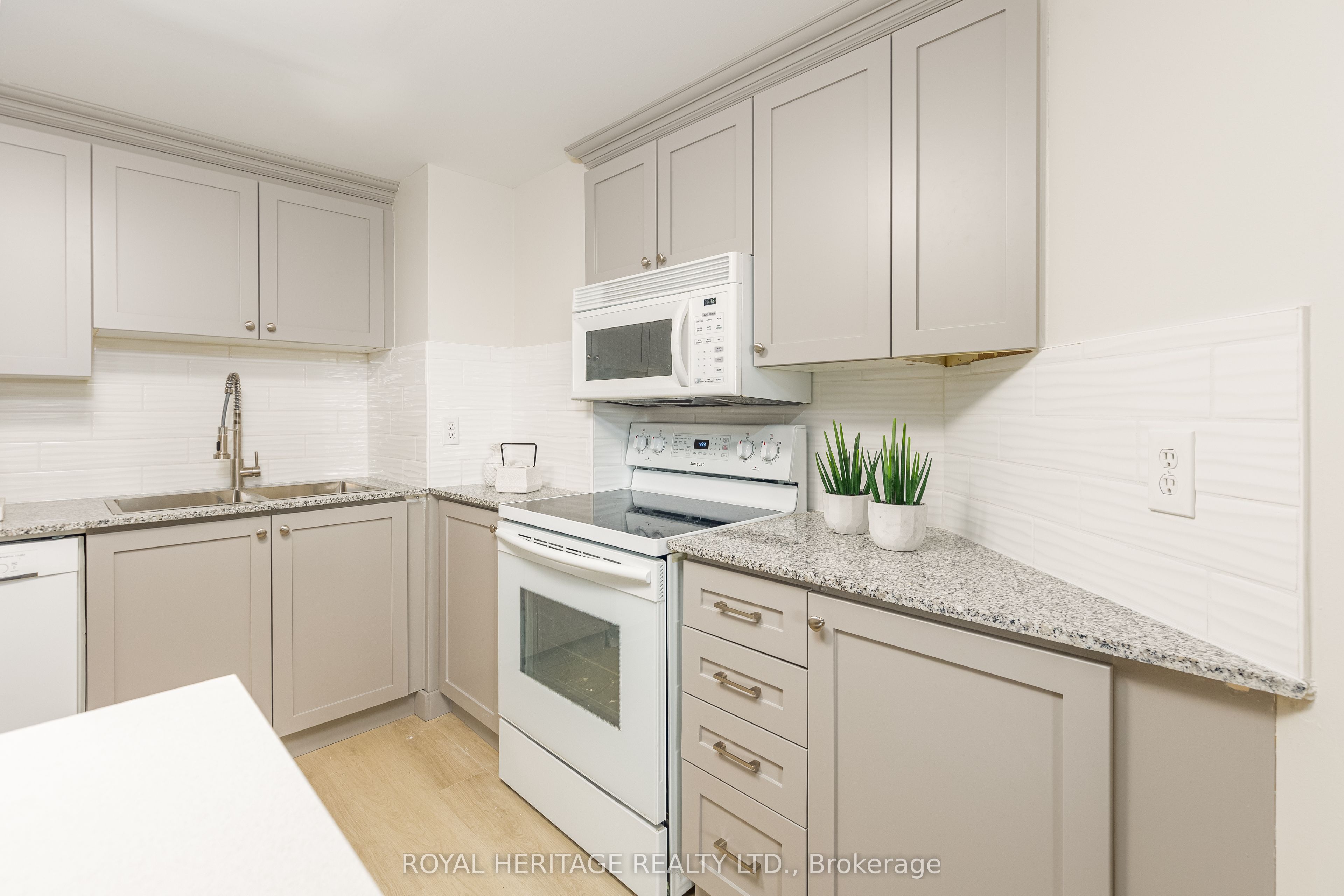 #501 - 712 Rossland Road Property Photo 16