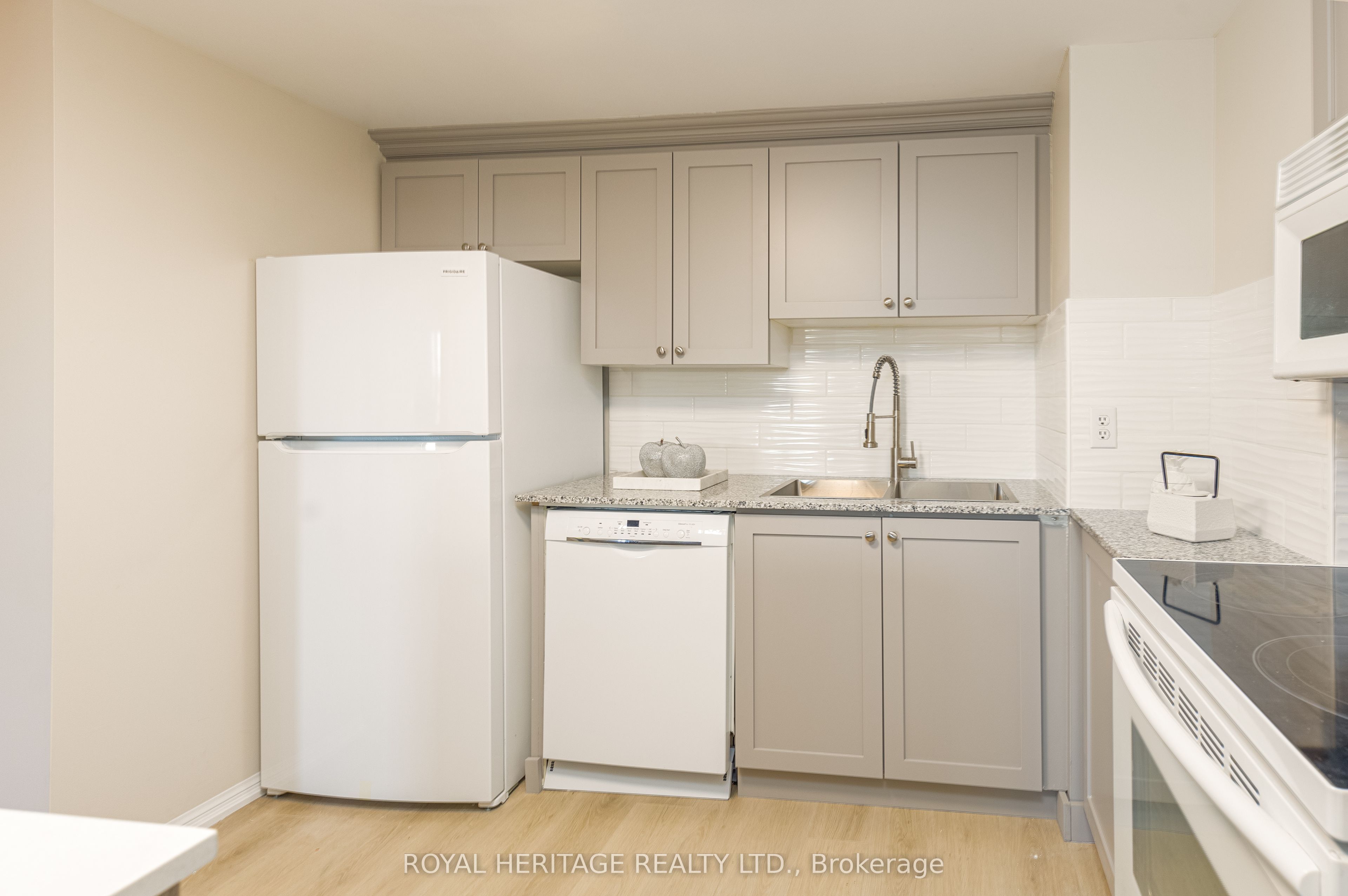 #501 - 712 Rossland Road Property Photo 17