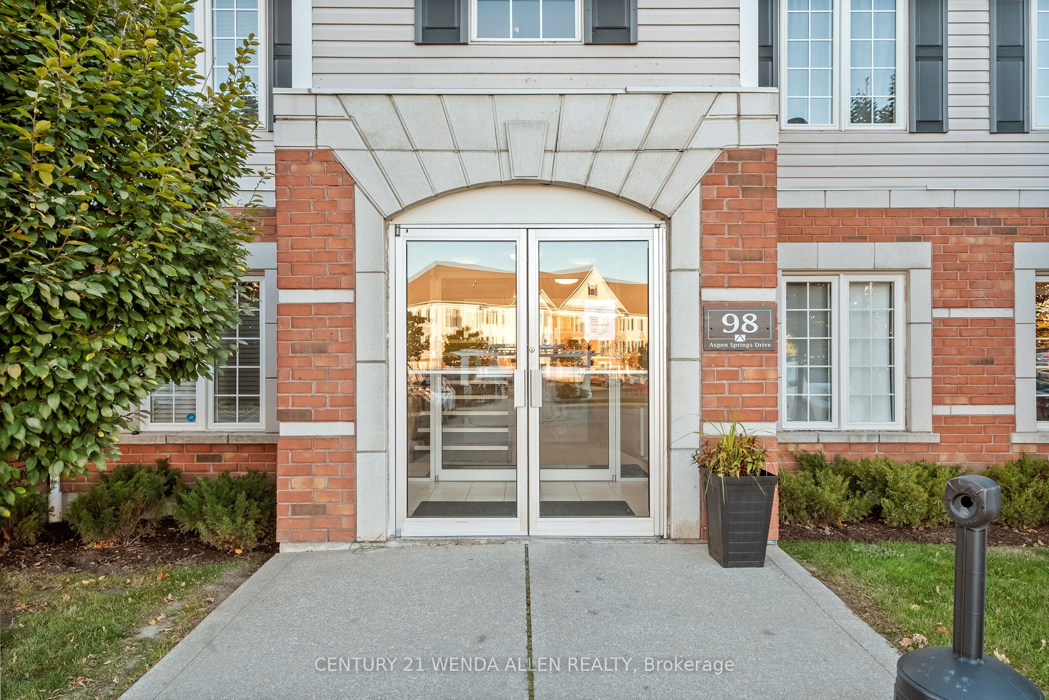 ##309 - 98 Aspen Spring Drive Property Photo 4