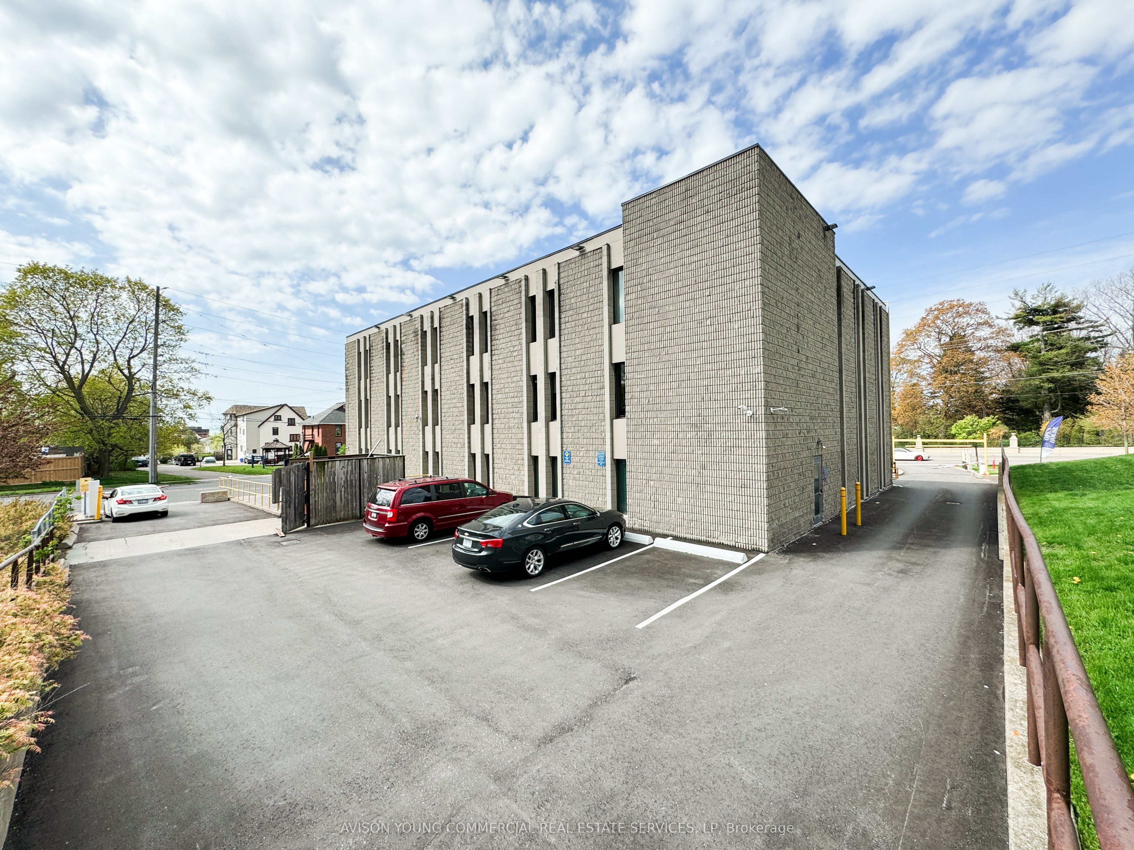 247 Simcoe Street Property Photo 6