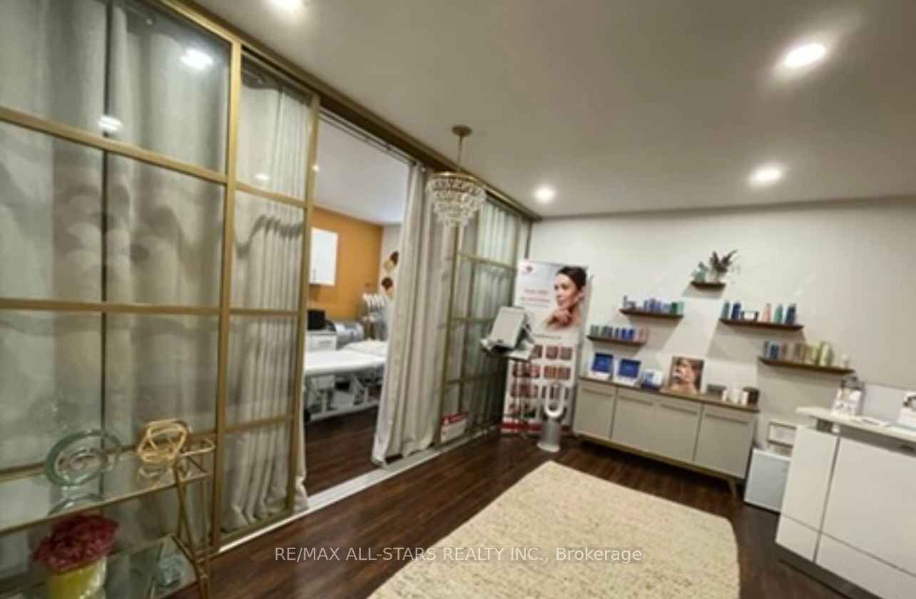 #202a - 717 Queen Street Property Photo 4