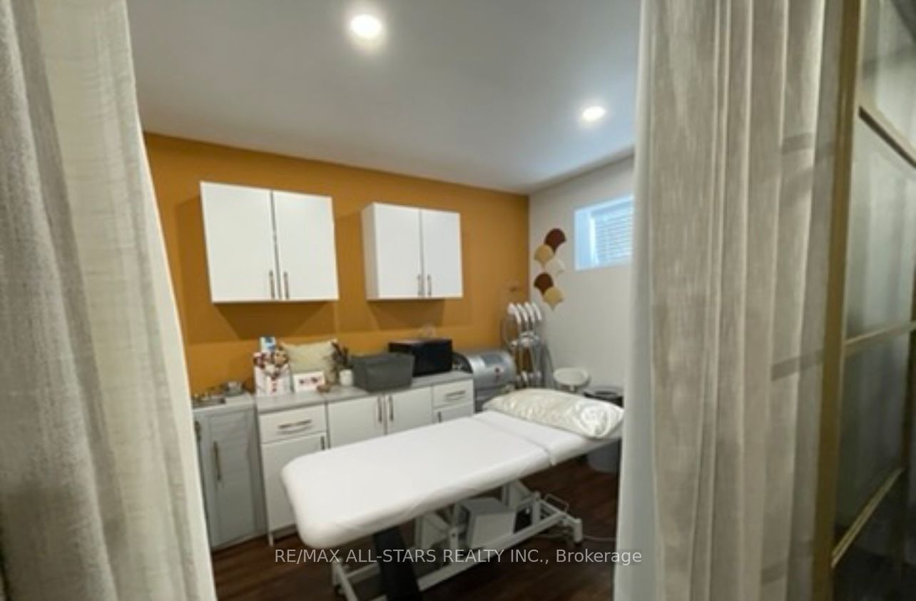 #202a - 717 Queen Street Property Photo 5