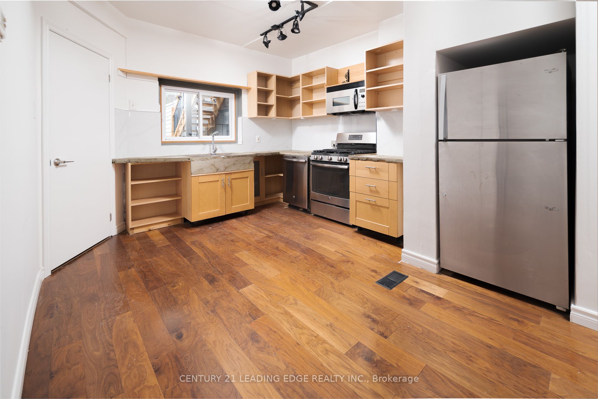 1555 Kingston Road Property Photo 8