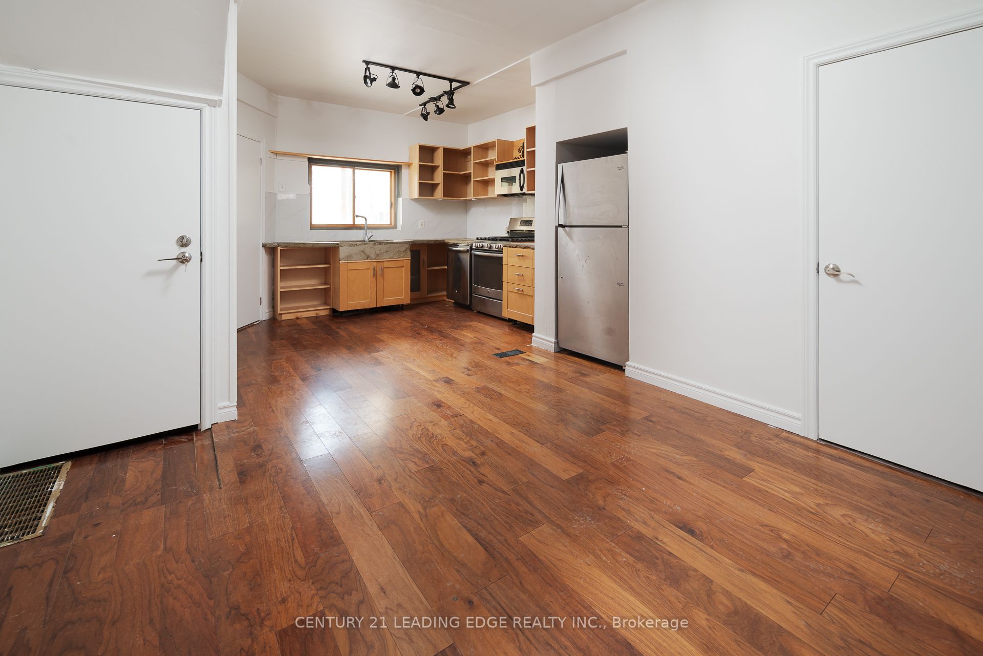 1555 Kingston Road Property Photo 24