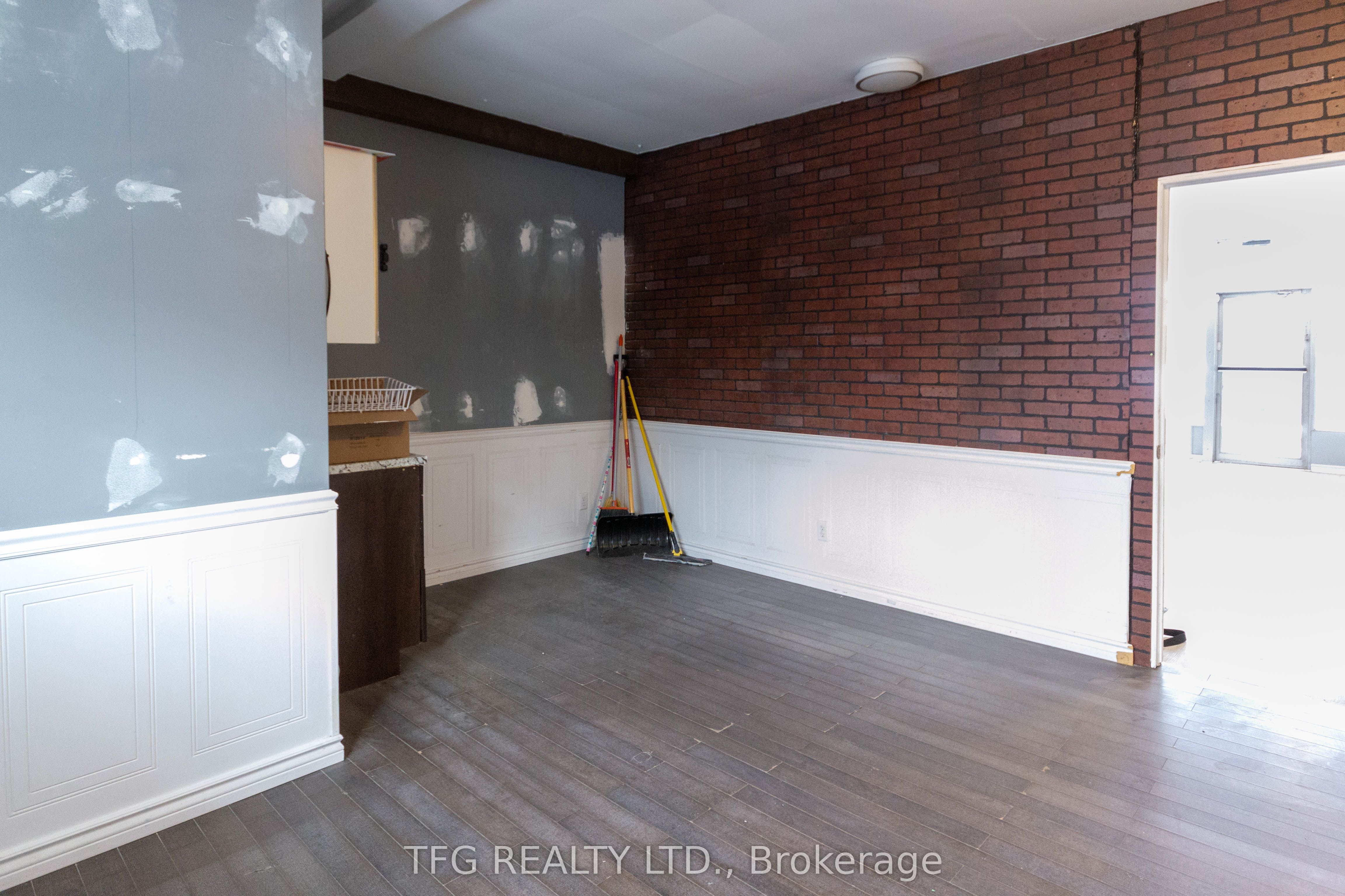 463 Bond Street Property Photo 4