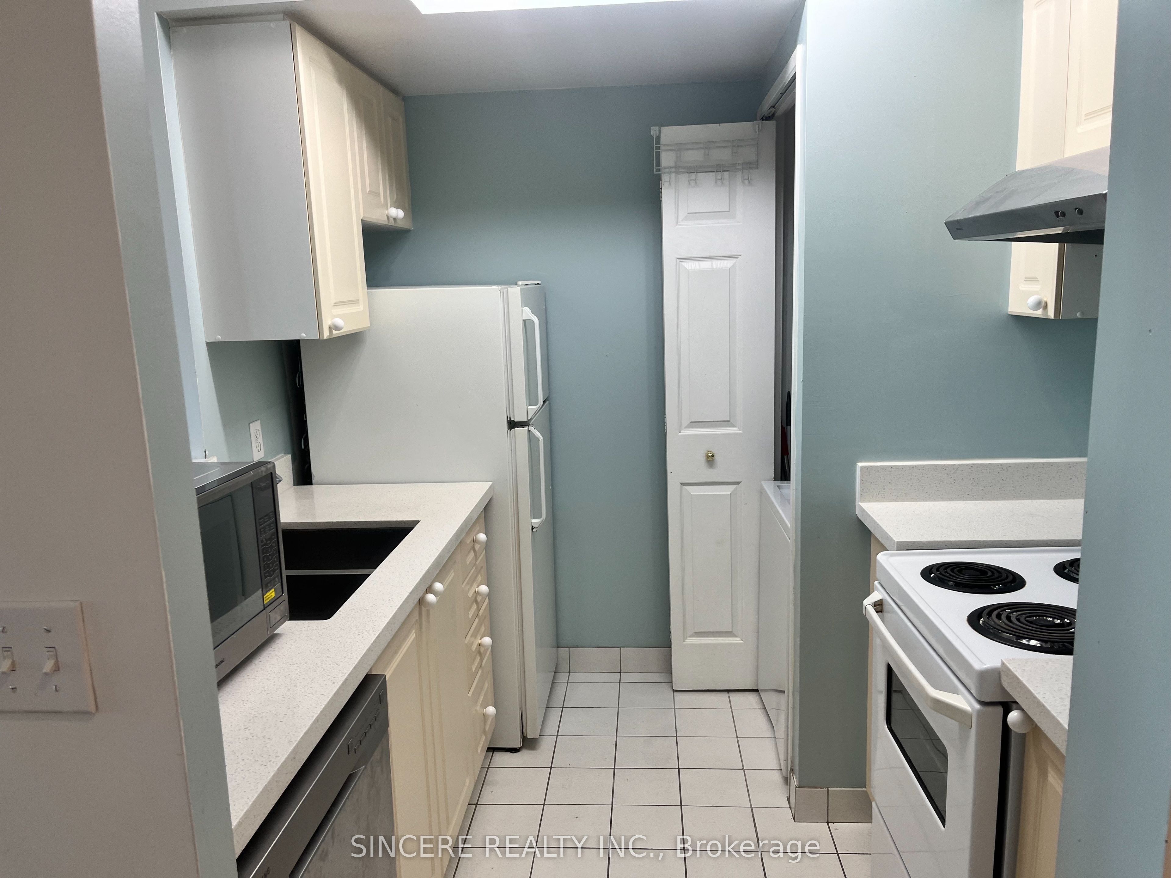 #502 - 8 Lee Centre Drive Property Photo 6