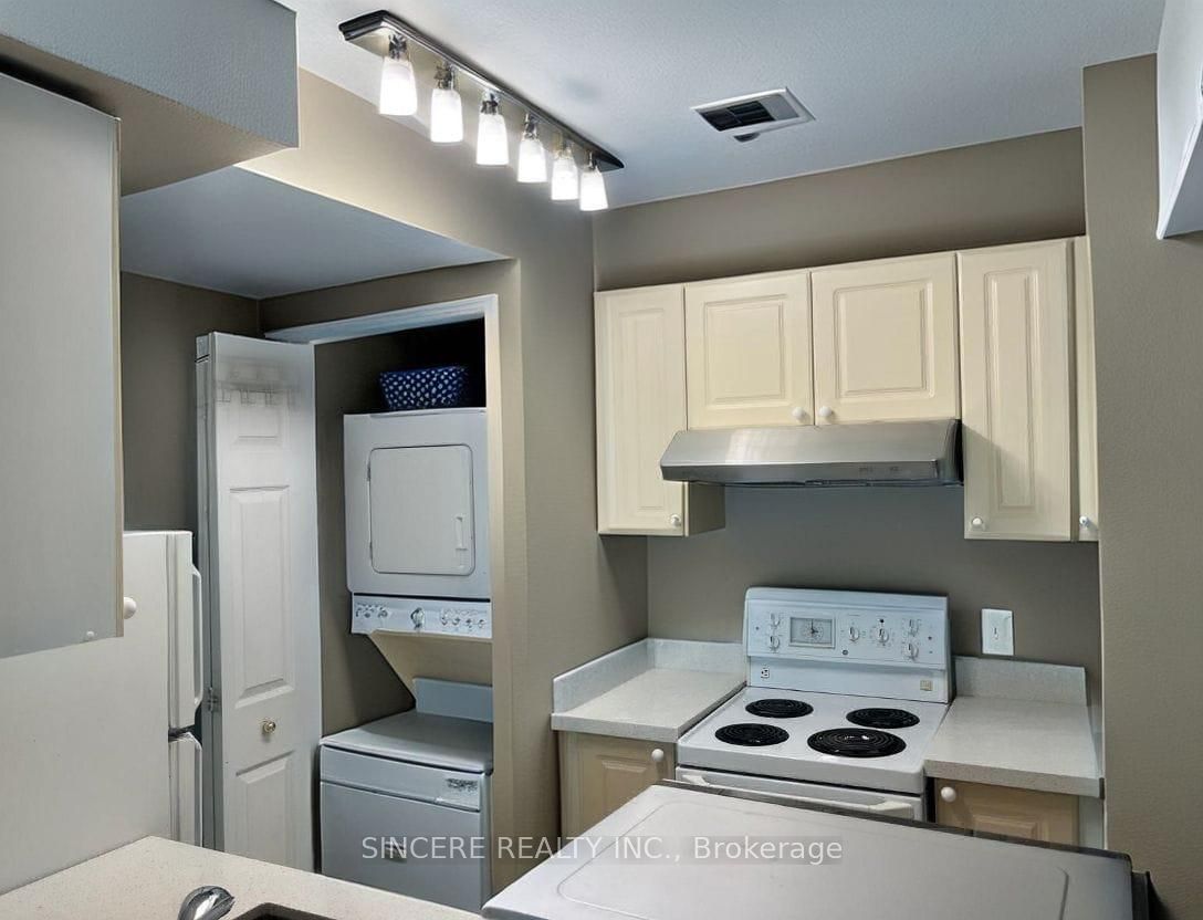 #502 - 8 Lee Centre Drive Property Photo 7