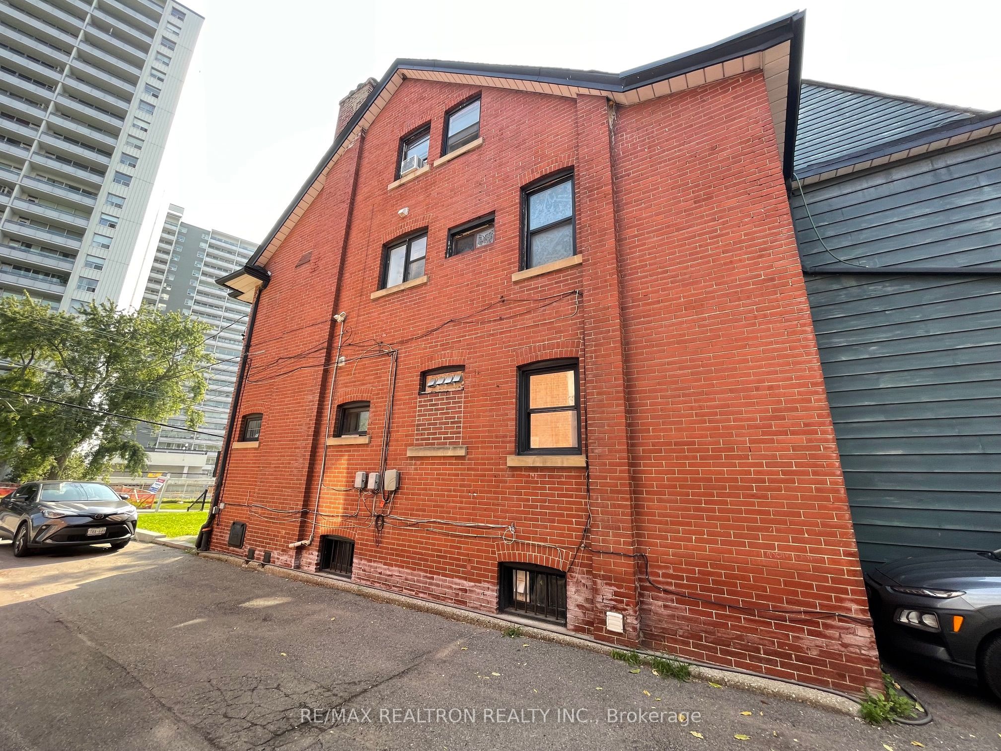 648 Broadview Avenue Property Photo 10