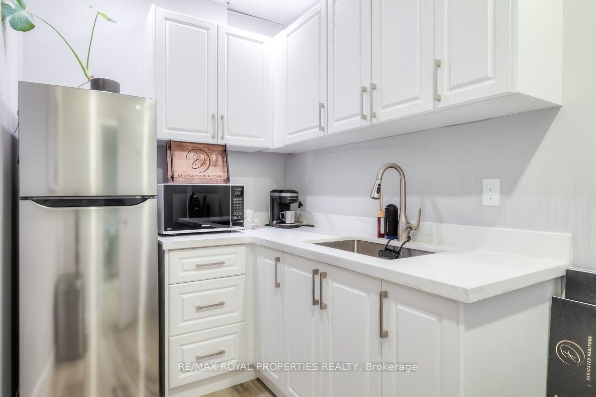 #203 - 15 Harwood Avenue Property Photo 11