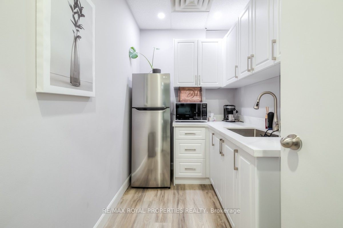 #203 - 15 Harwood Avenue Property Photo 12