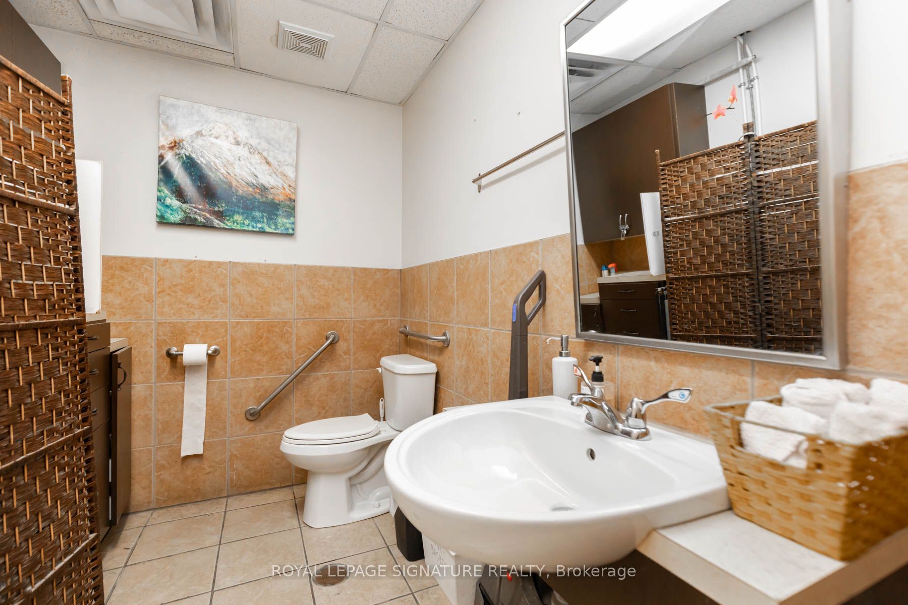 2480 Gerrard Street Property Photo 15