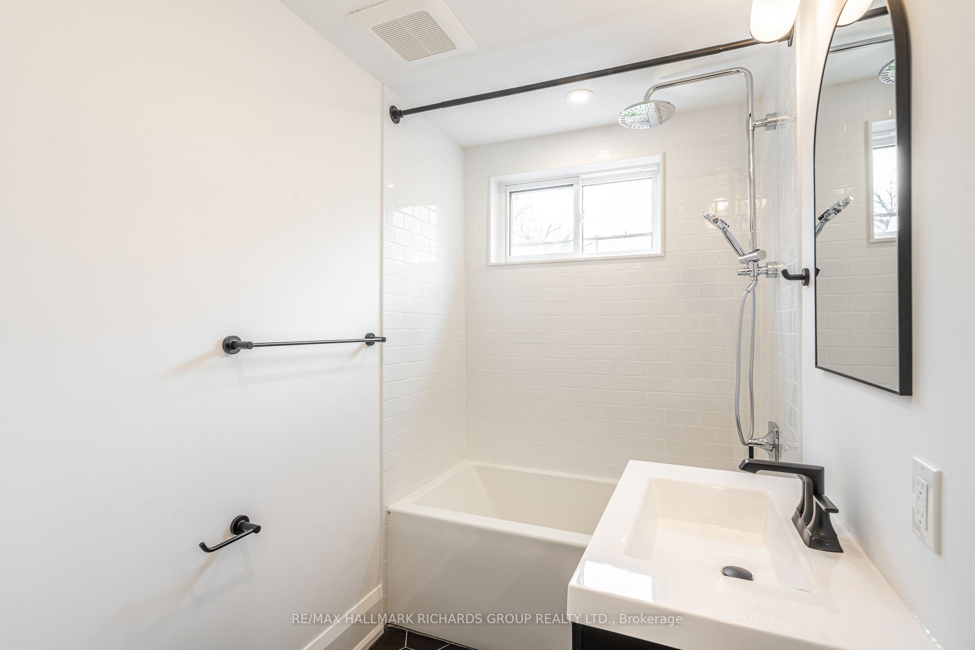 18-20 Wineva Avenue Property Photo 34