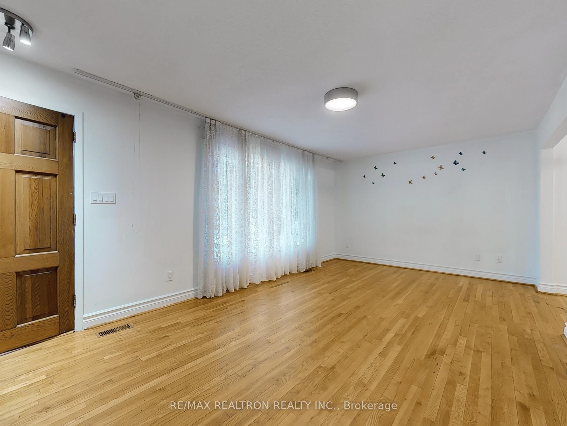 558 Sheppard Avenue Property Photo 3