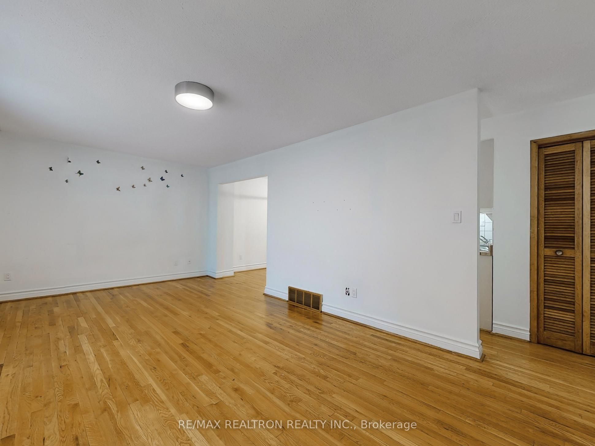 558 Sheppard Avenue Property Photo 4